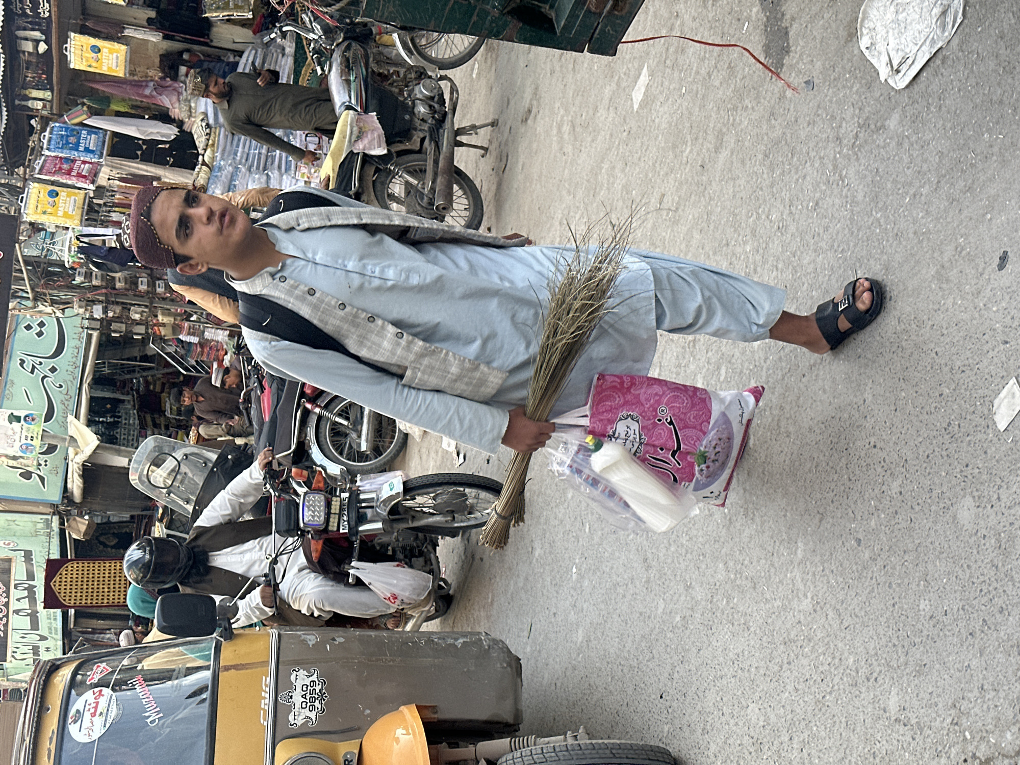 Midday market life documented in South Asian district