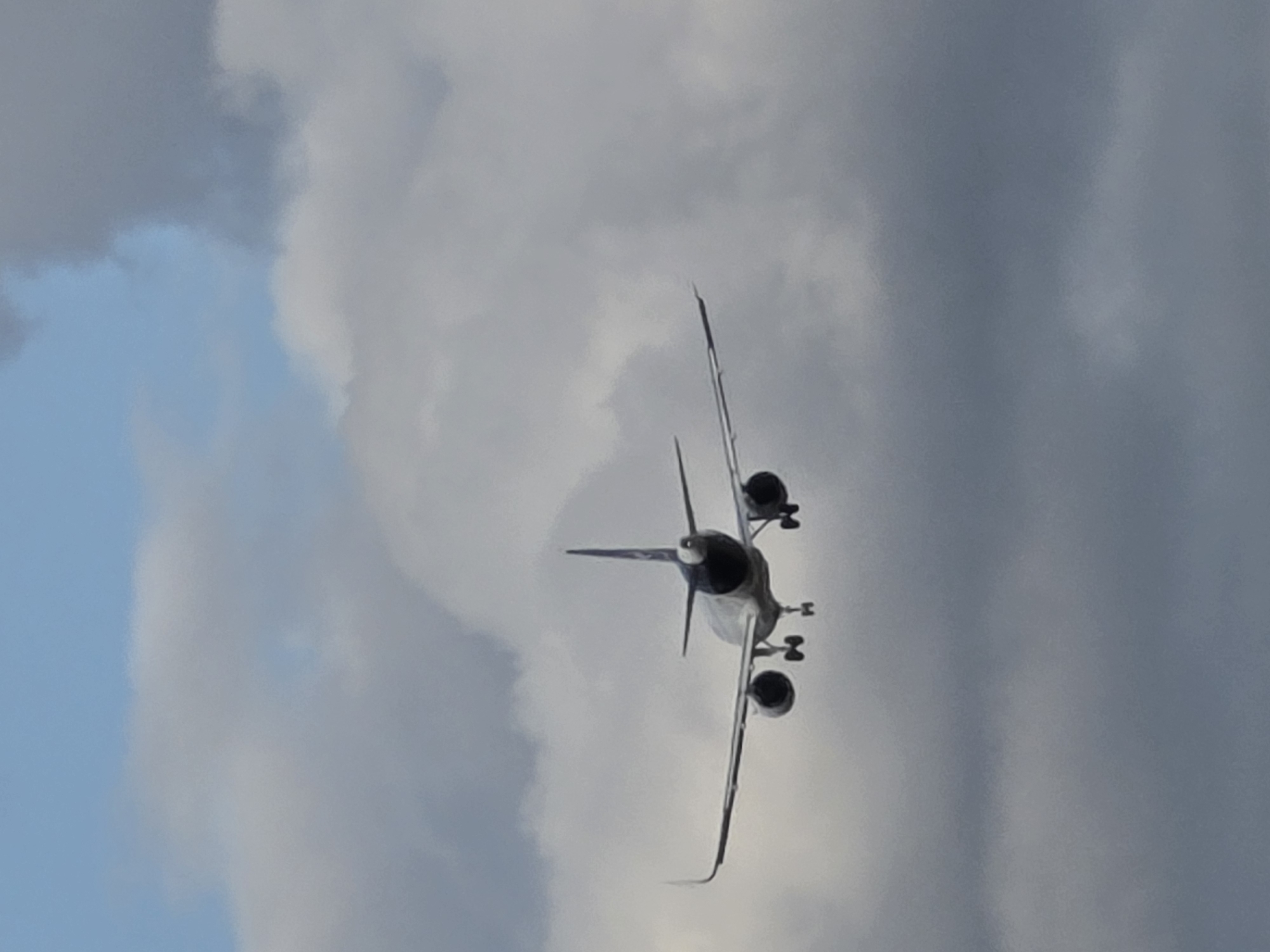 Low-flying jets on approach near Frankfurt, viewed from the ground