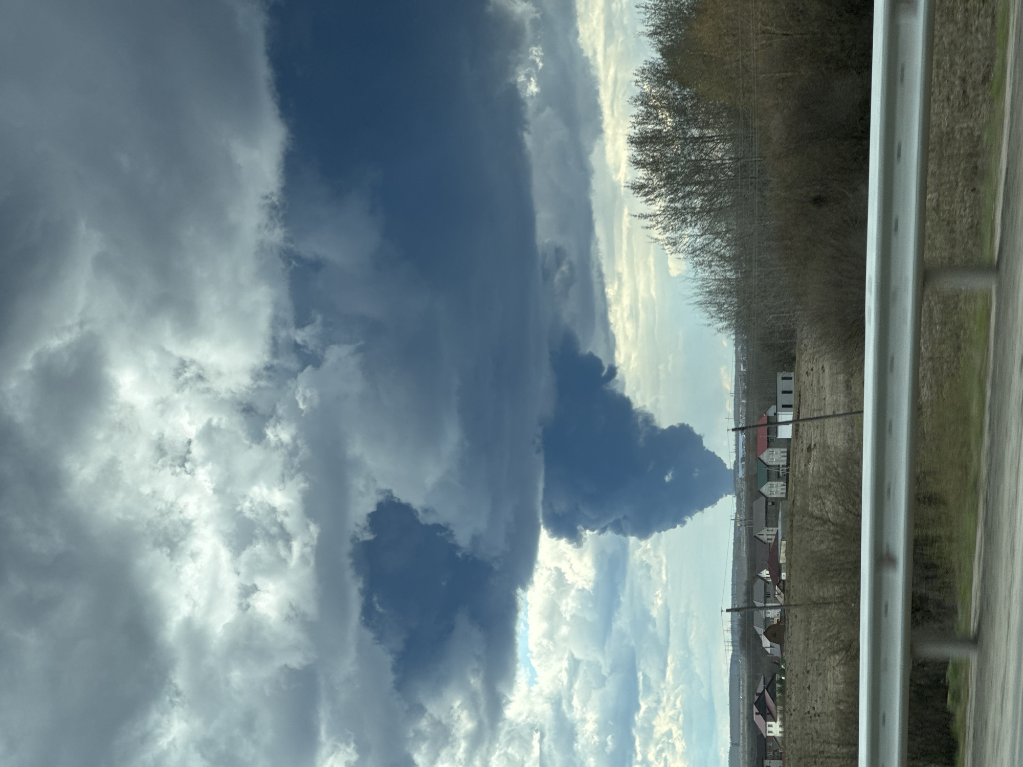 Large smoke plume observed rising near Фролы, Russia