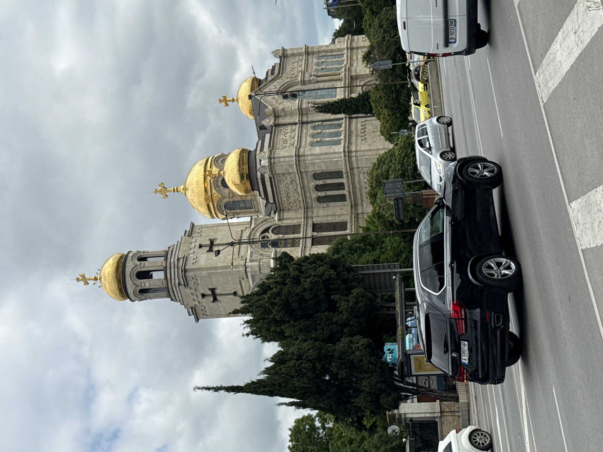 Morning street scenes and cathedral views documented by witness