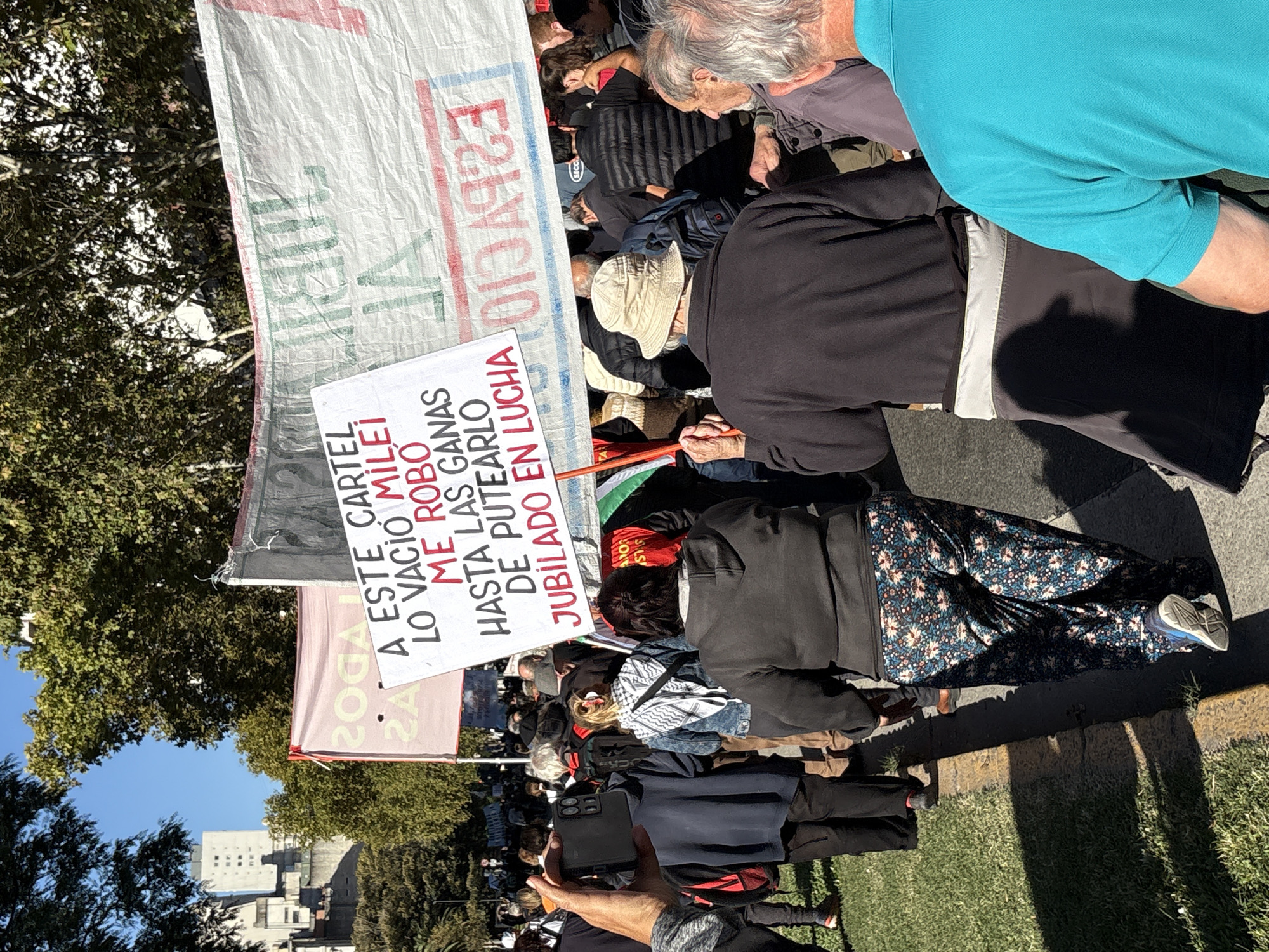 Afternoon protest draws crowds to central Buenos Aires streets