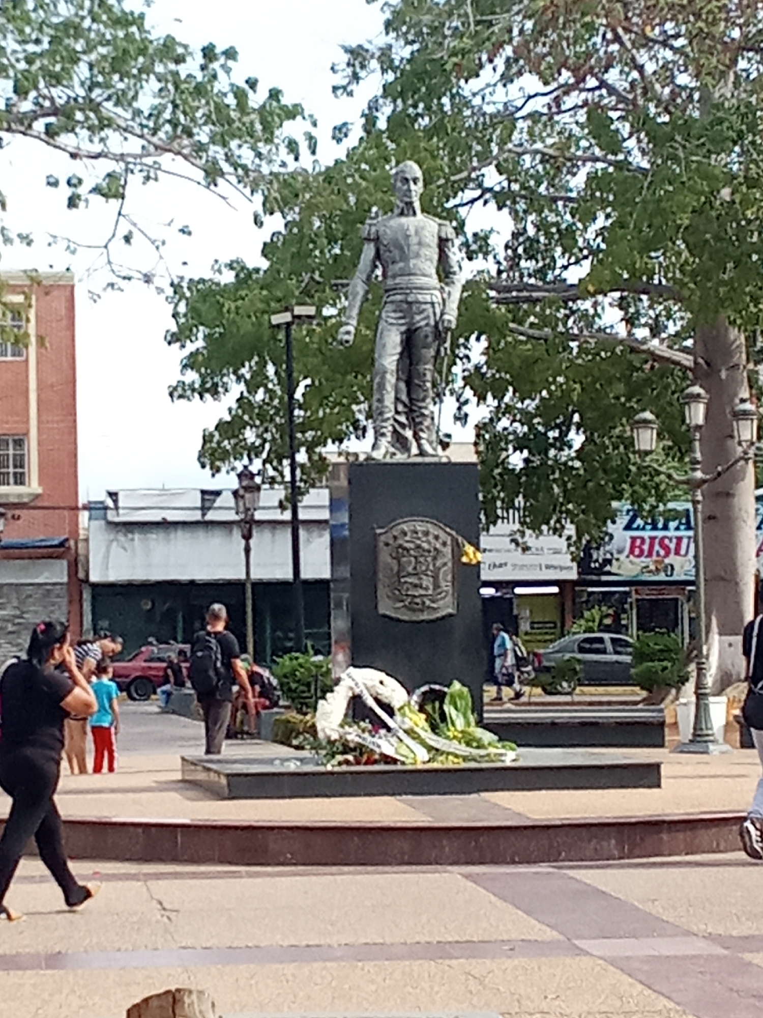 Witness documents afternoon scenes across central Porlamar, Venezuela