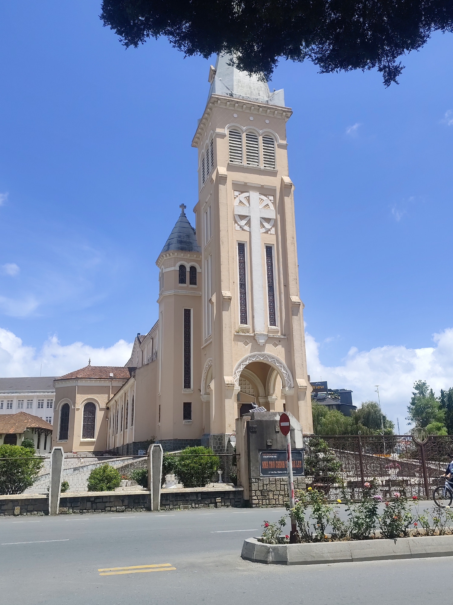 Street-level tour of Da Lat's landmarks and colonial architecture