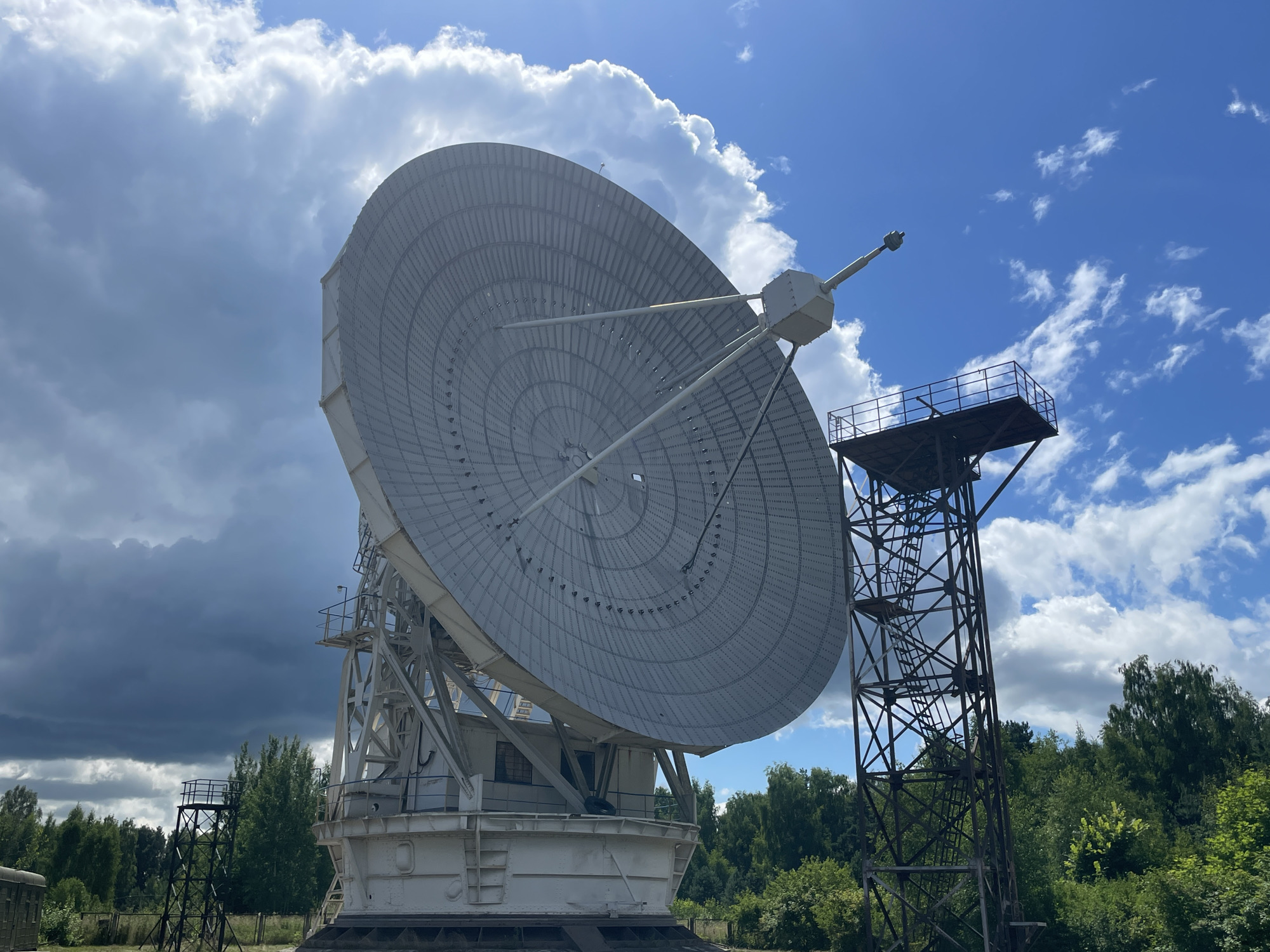 Radio telescopes and summer flora in Pushchino's science town