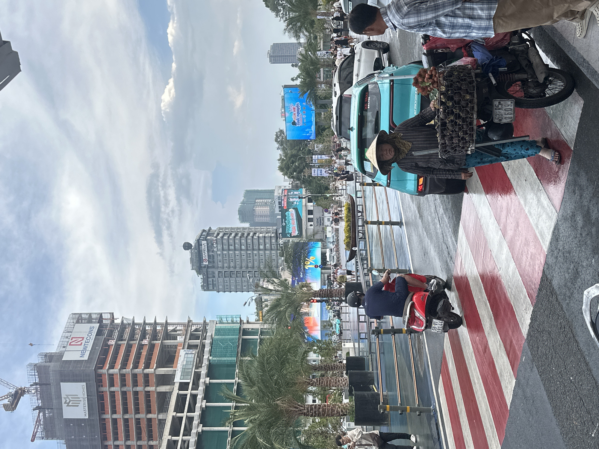 Street vendors and construction sites define a Thủ Đức morning