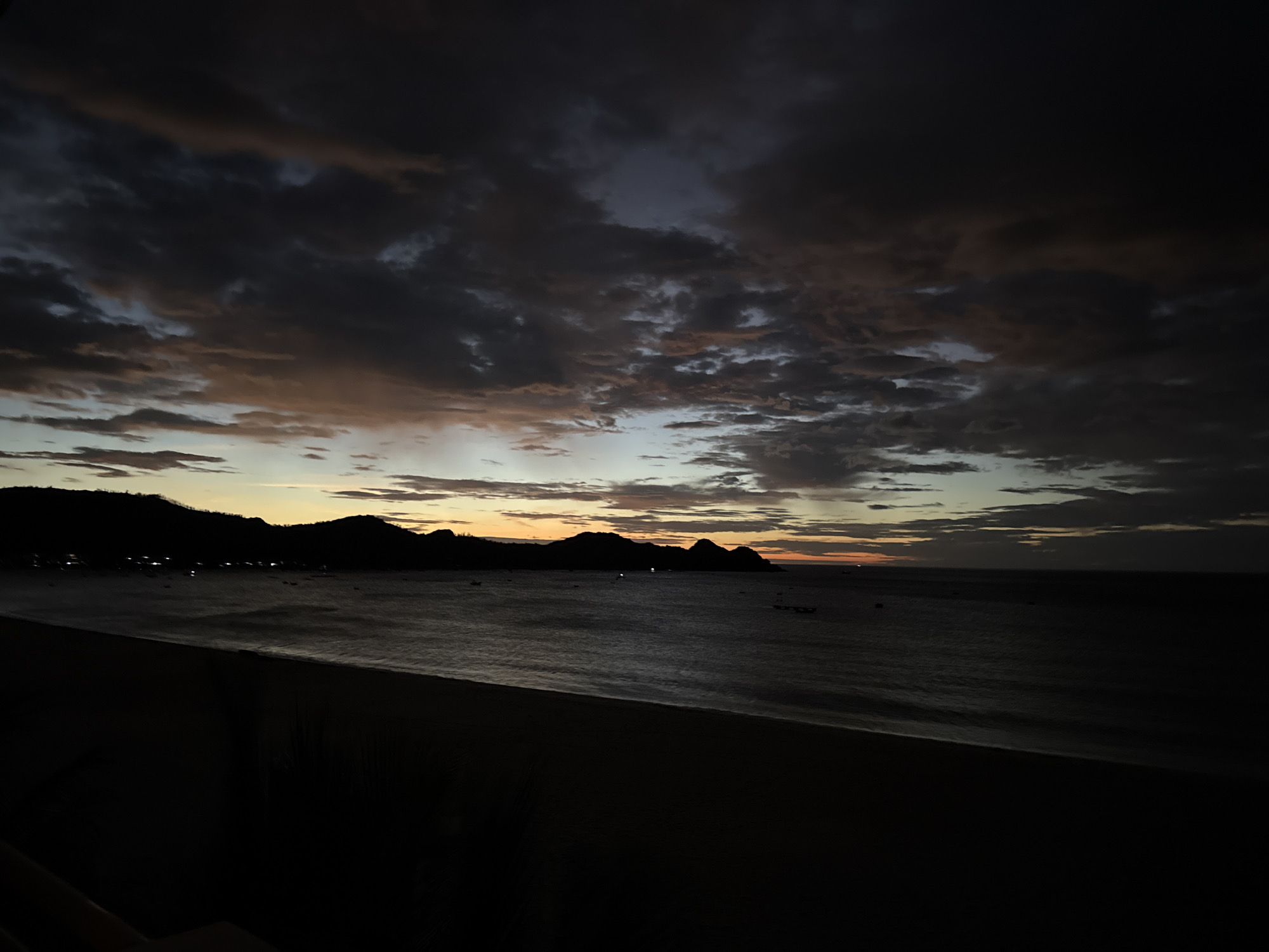Dusk over Song Cau's coastline, clouds and color across the water