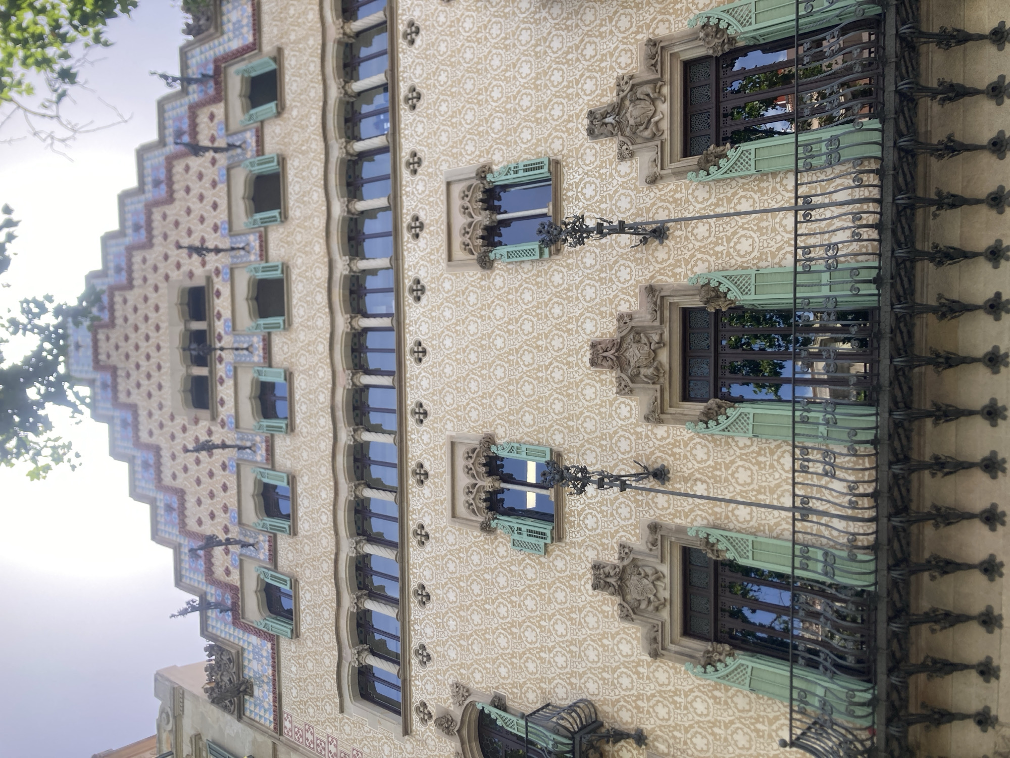 Close look at Gaudí's Casa Batlló from every angle