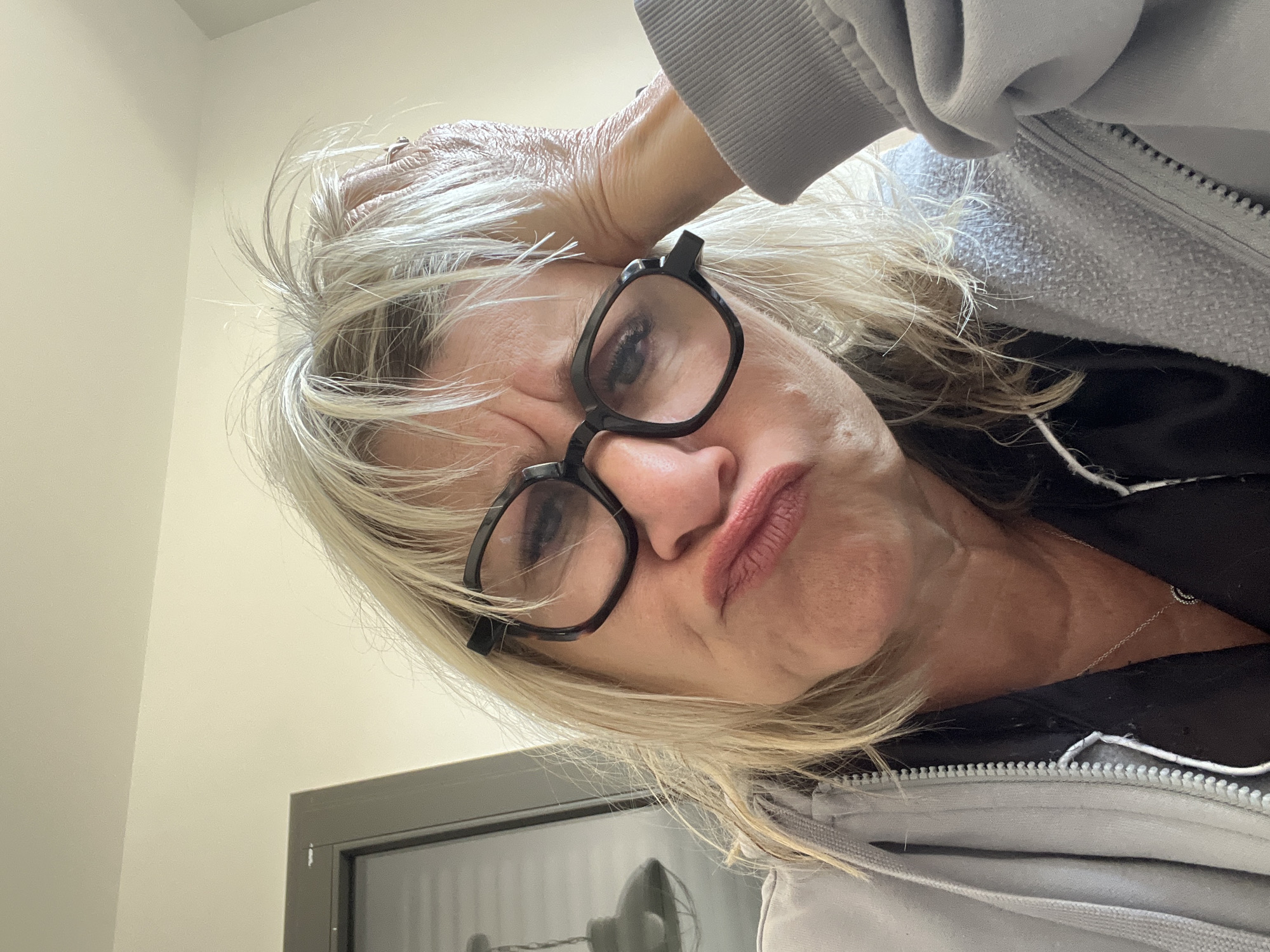 Woman captures displeased selfies in Chambœuf, France