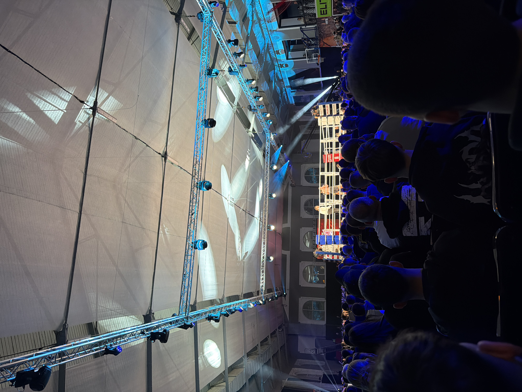 Boxing match draws crowds to tent venue in Sofia
