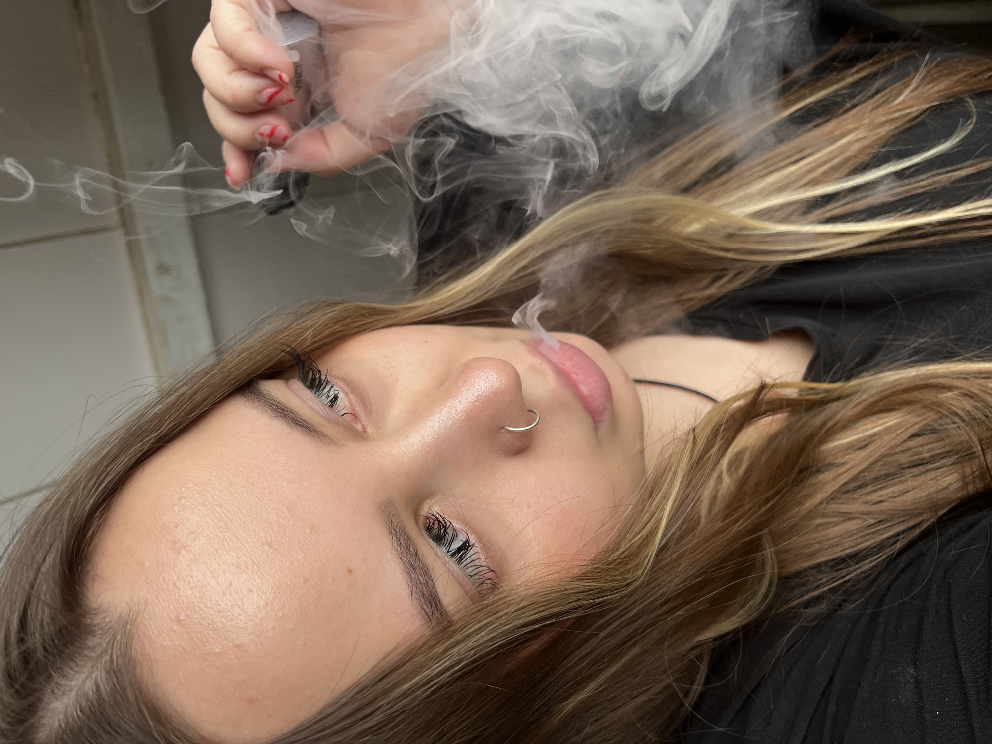 Woman documents vaping session in multiple selfies in Russia