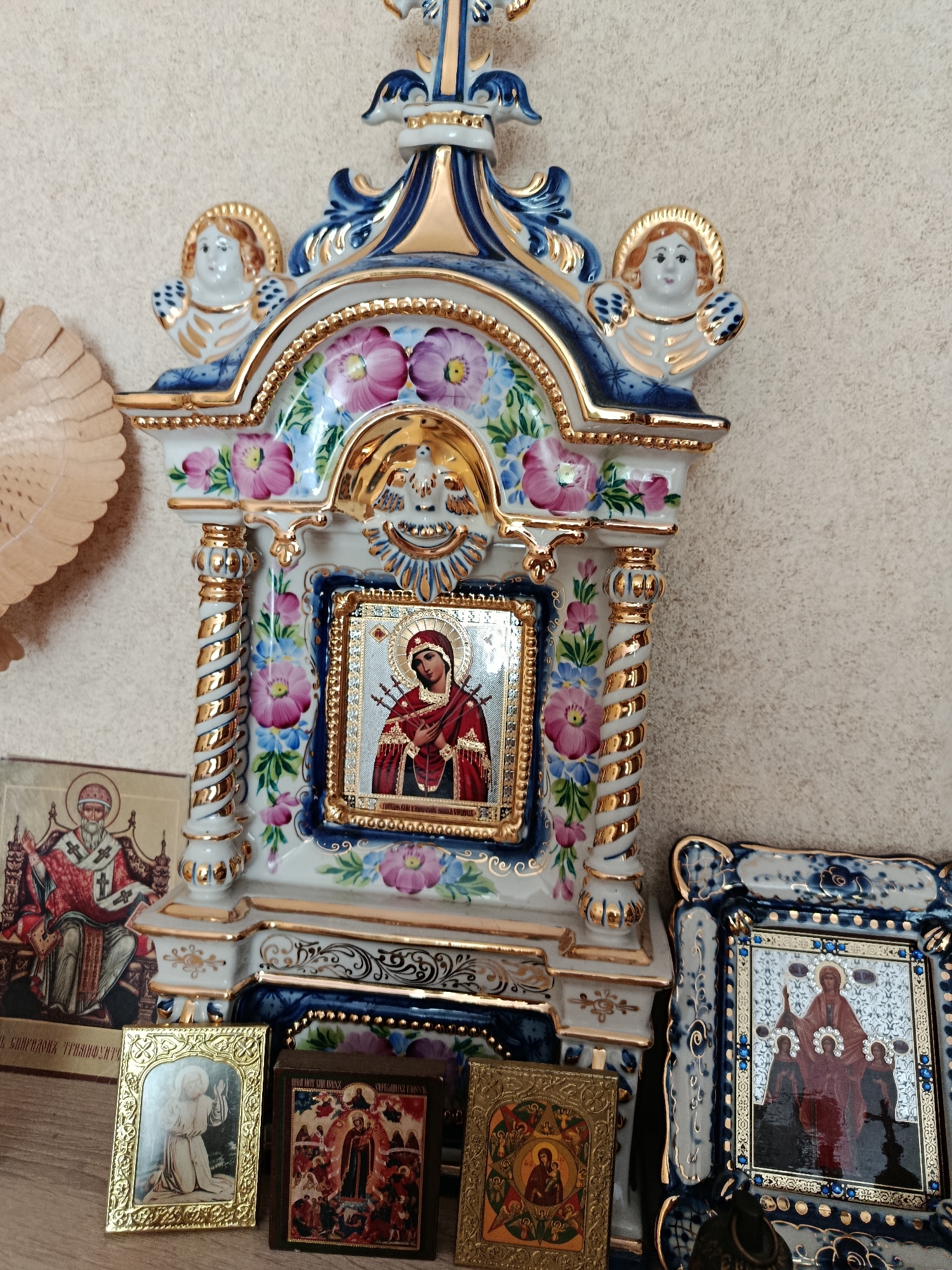 Moscow morning: Orthodox icons, neighborhood churches, and street scenes