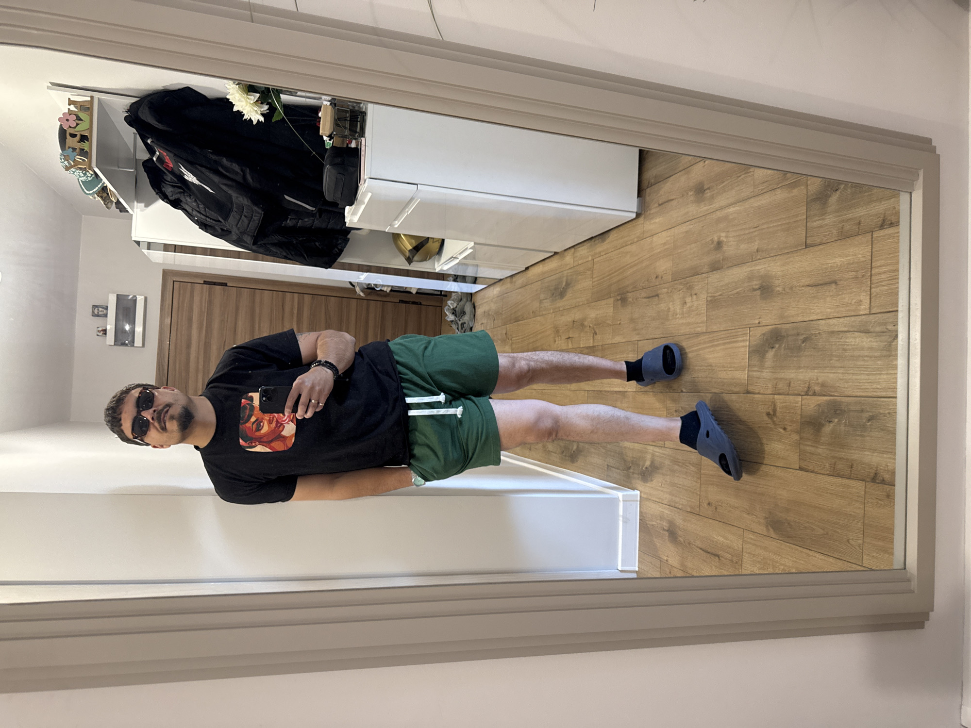 Man Takes Multiple Mirror Selfies in Five-Minute Span