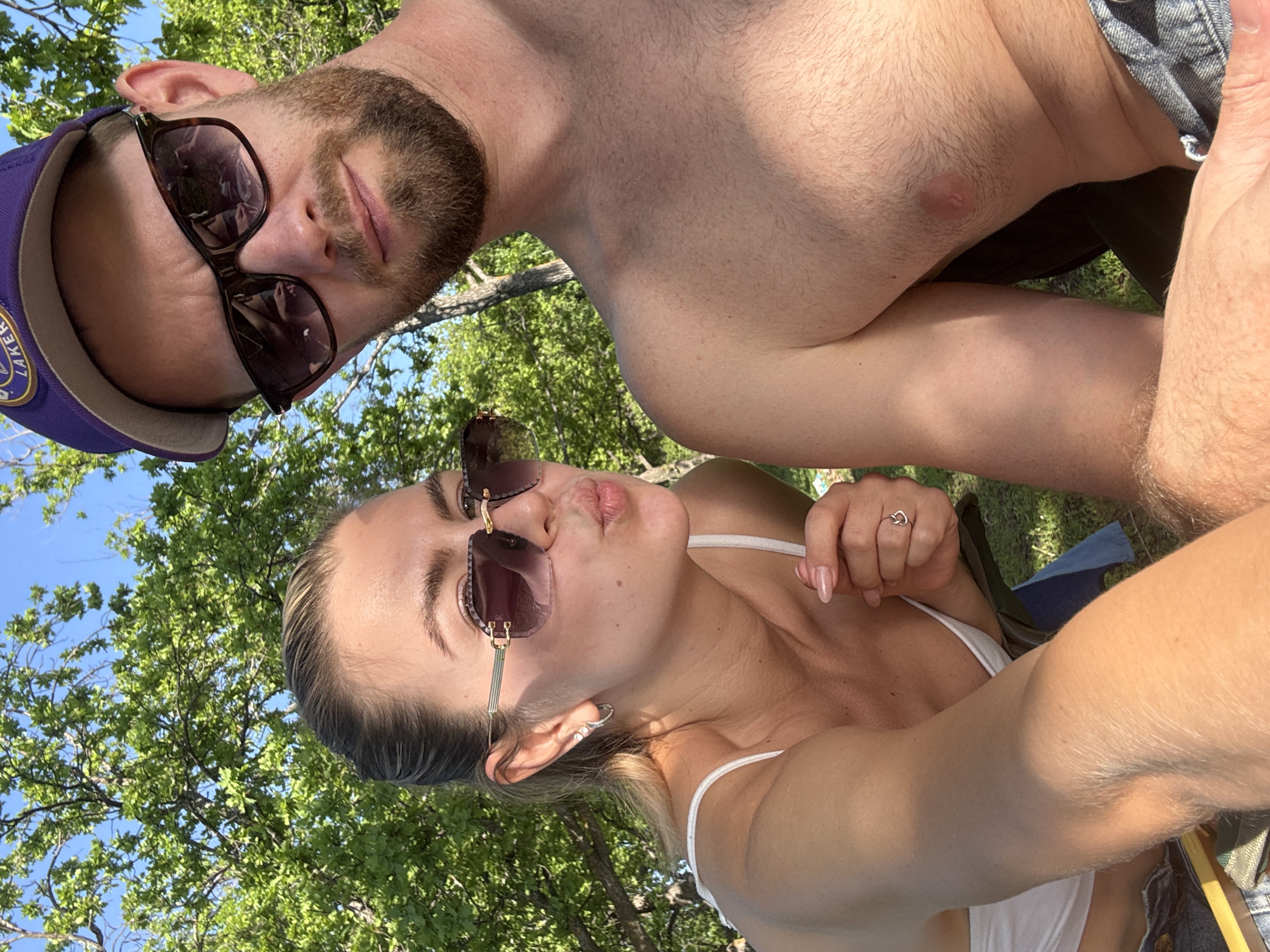 Couple enjoys lakeside outing with Lakers cap photo session