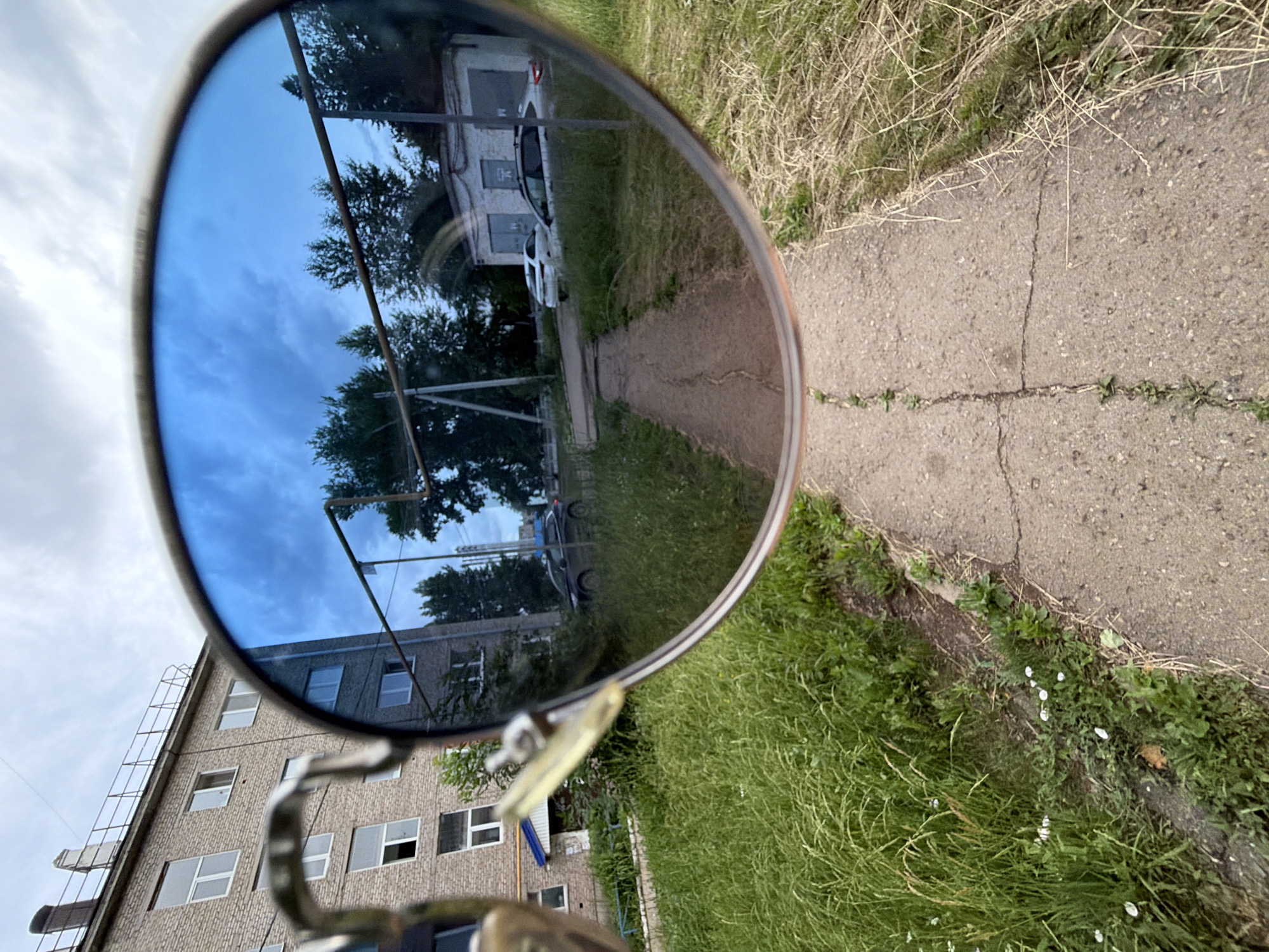Outfit checks and sunglasses selfies on a Tujmazy morning
