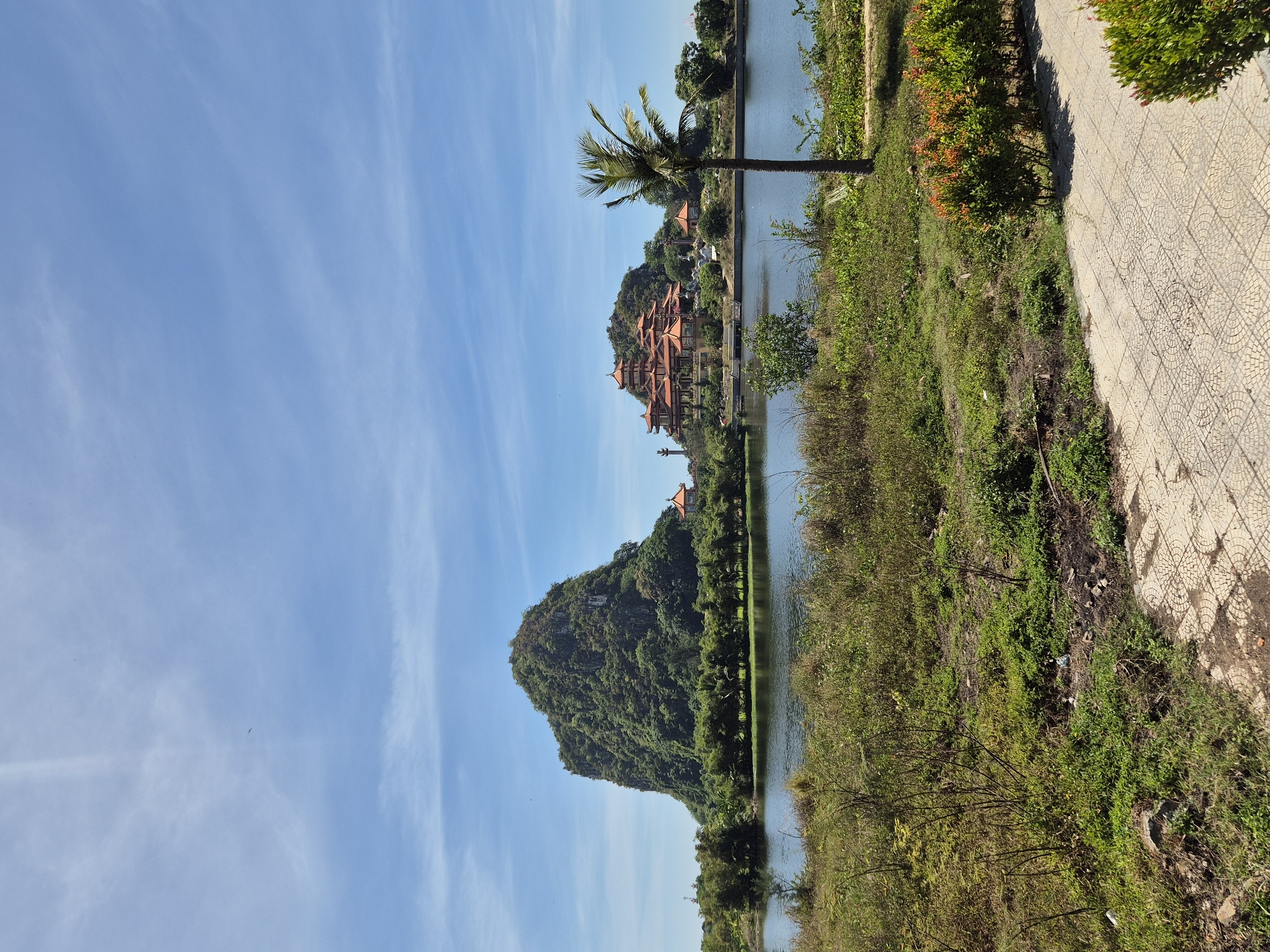 Morning scenes captured around Đà Nẵng's temples and coastline