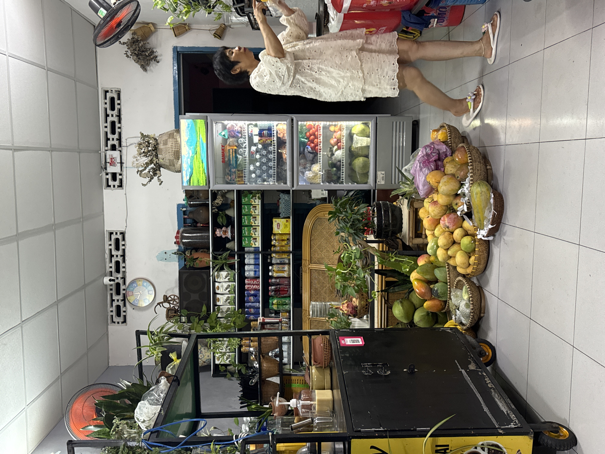 Woman in white outfit spotted at Vietnam retail store