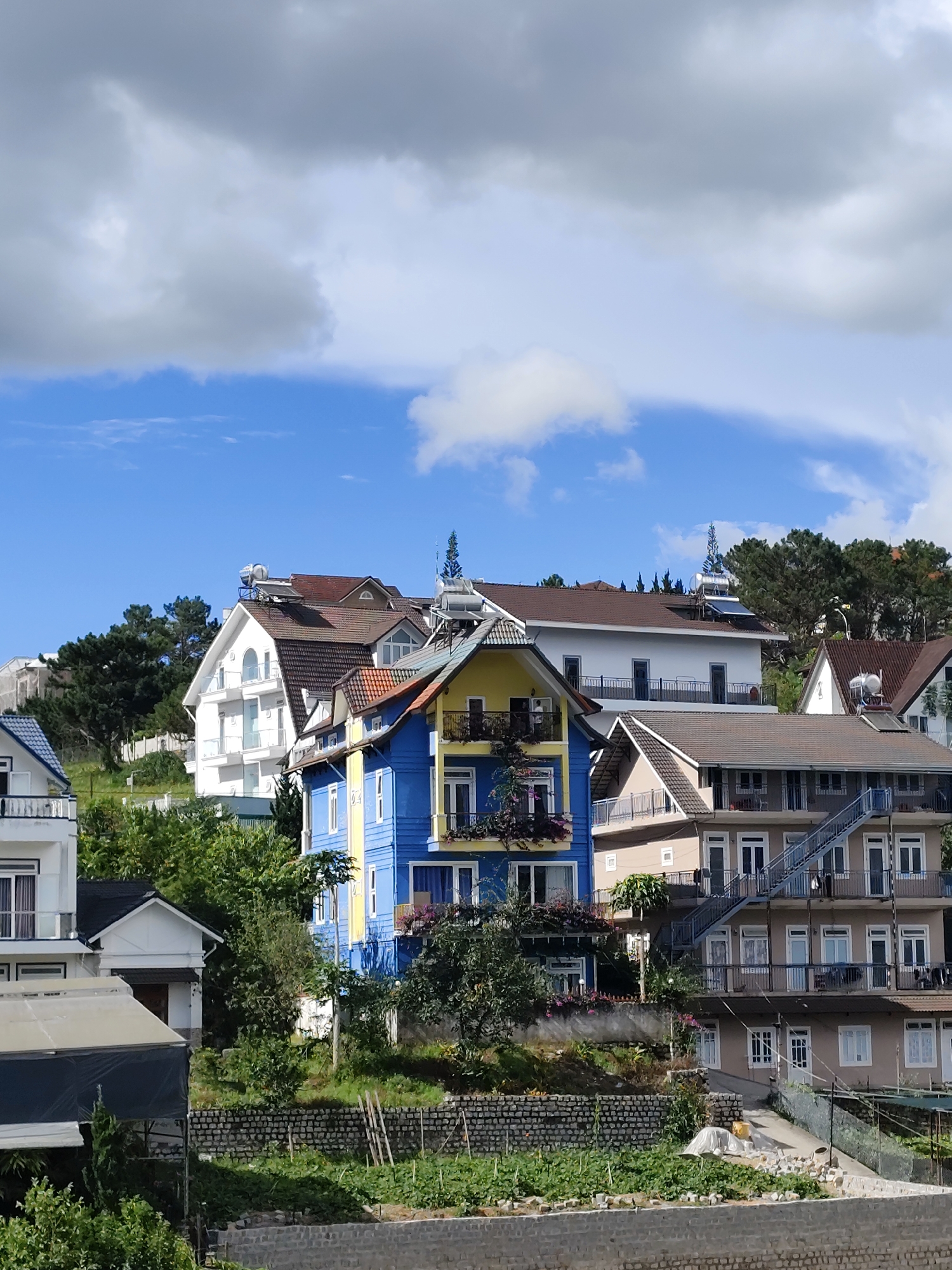 Hillside Đà Lạt neighborhood, architecture and street scenes