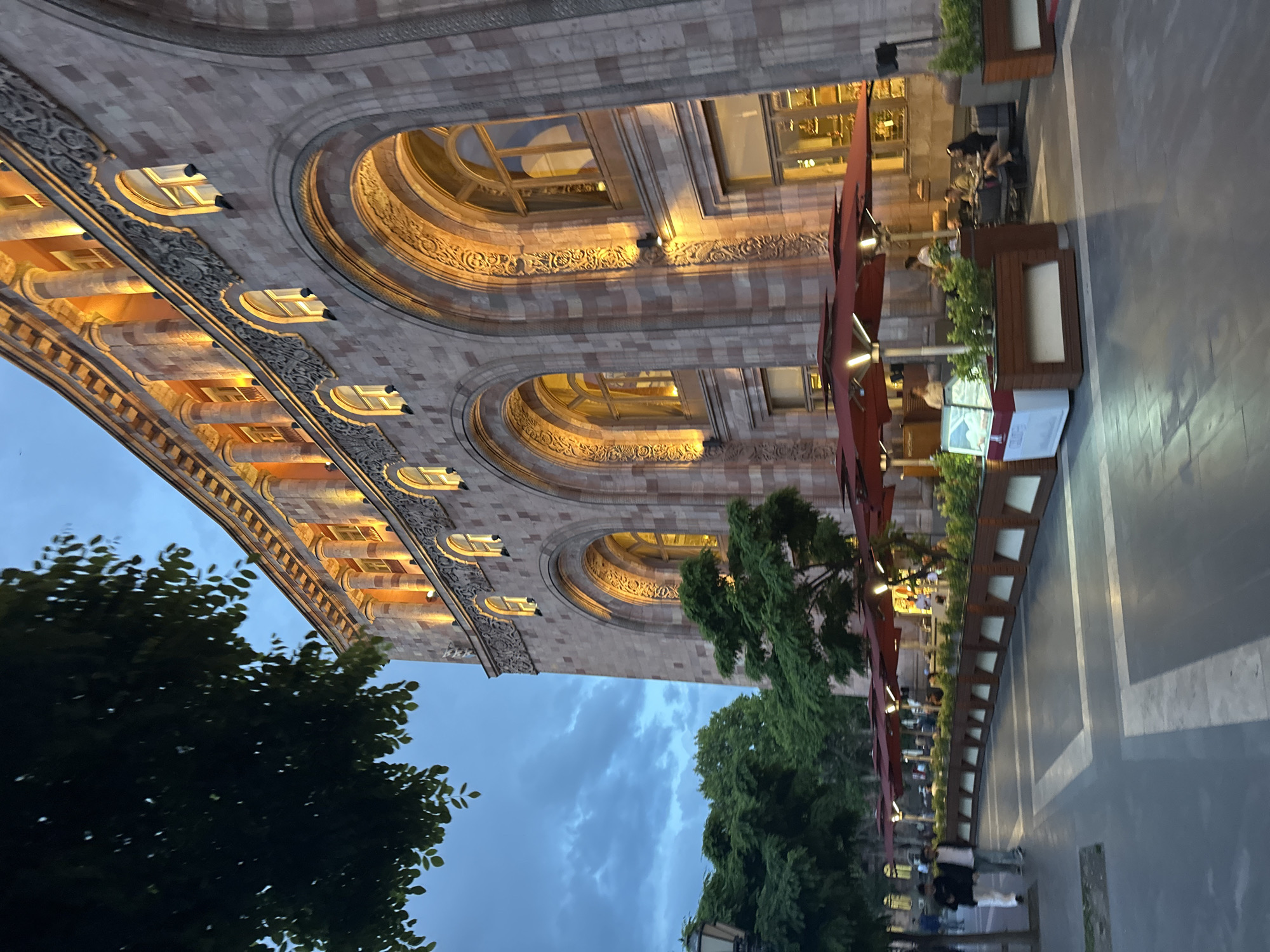 Evening stroll through Yerevan captures fountains, musicians, street life