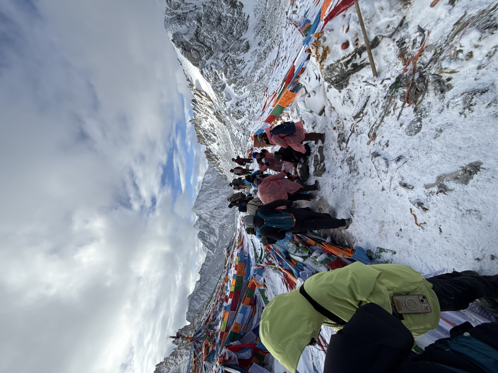 Pilgrims perform spiritual rituals on snowy Chinese mountain pass