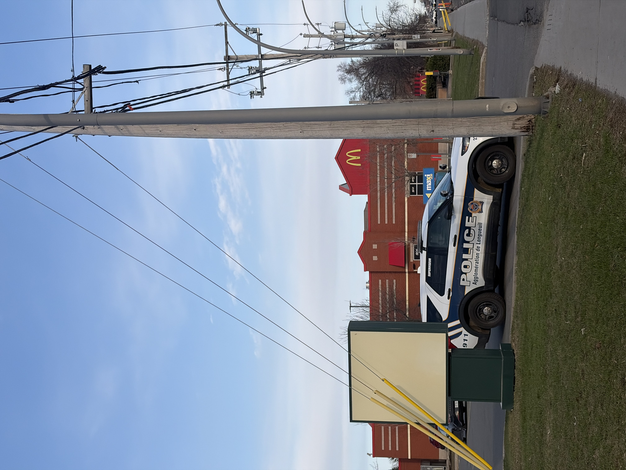 Street scene with police car captured in Longueuil