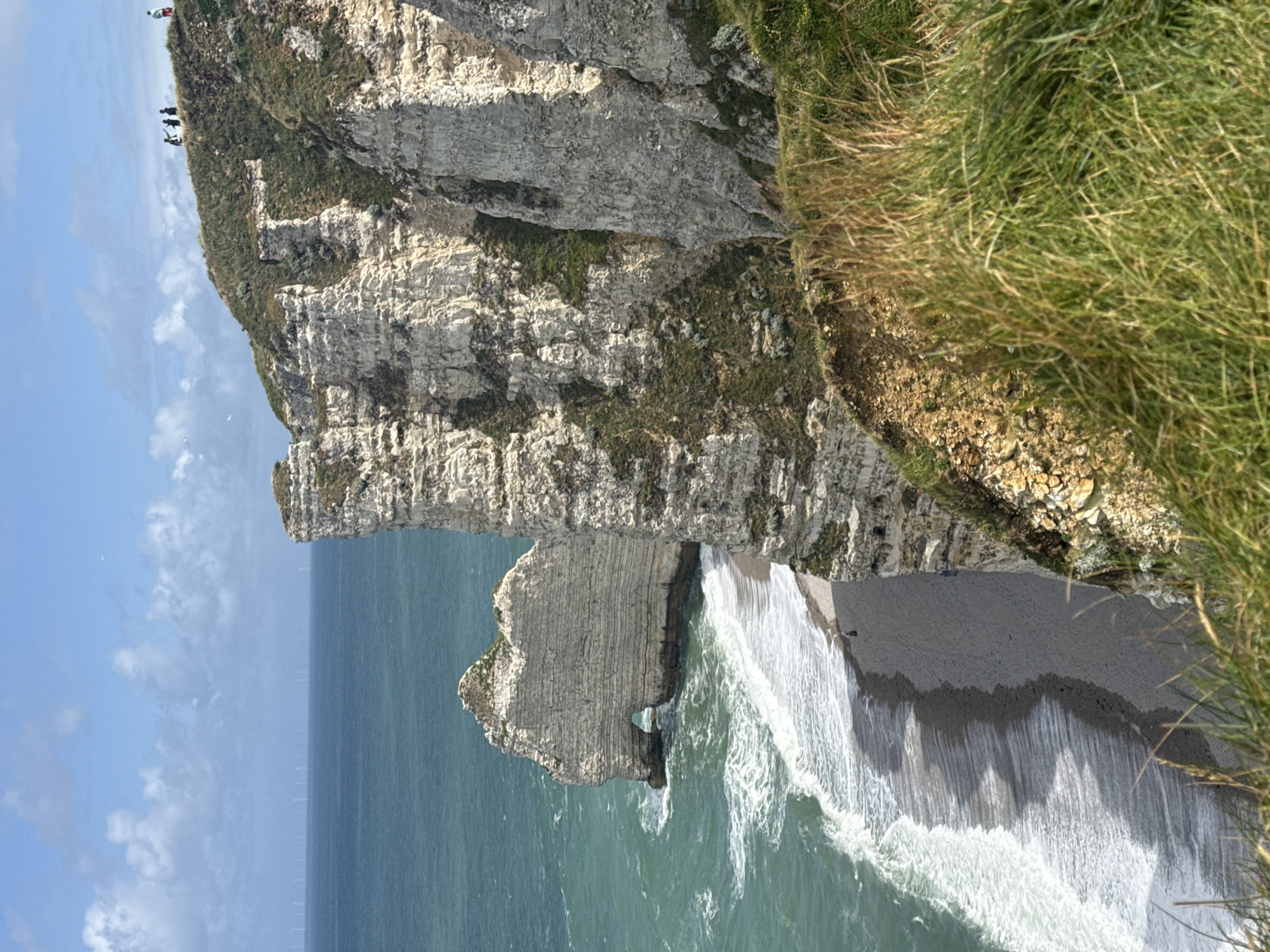 Tourist documents famous Étretat cliffs in 17-minute coastal viewing session
