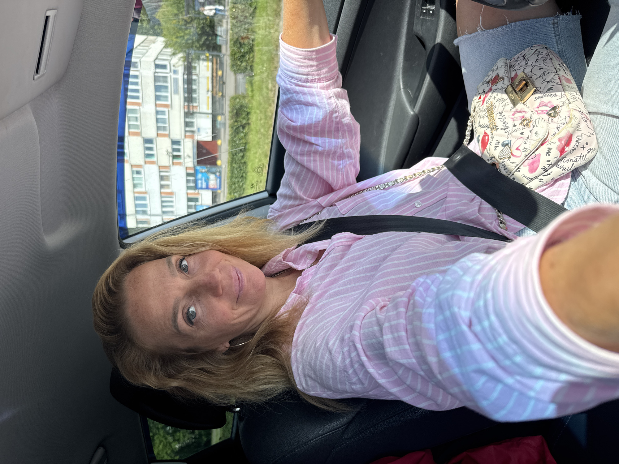 Morning stop in Sinyavino: streets, a church, and selfies