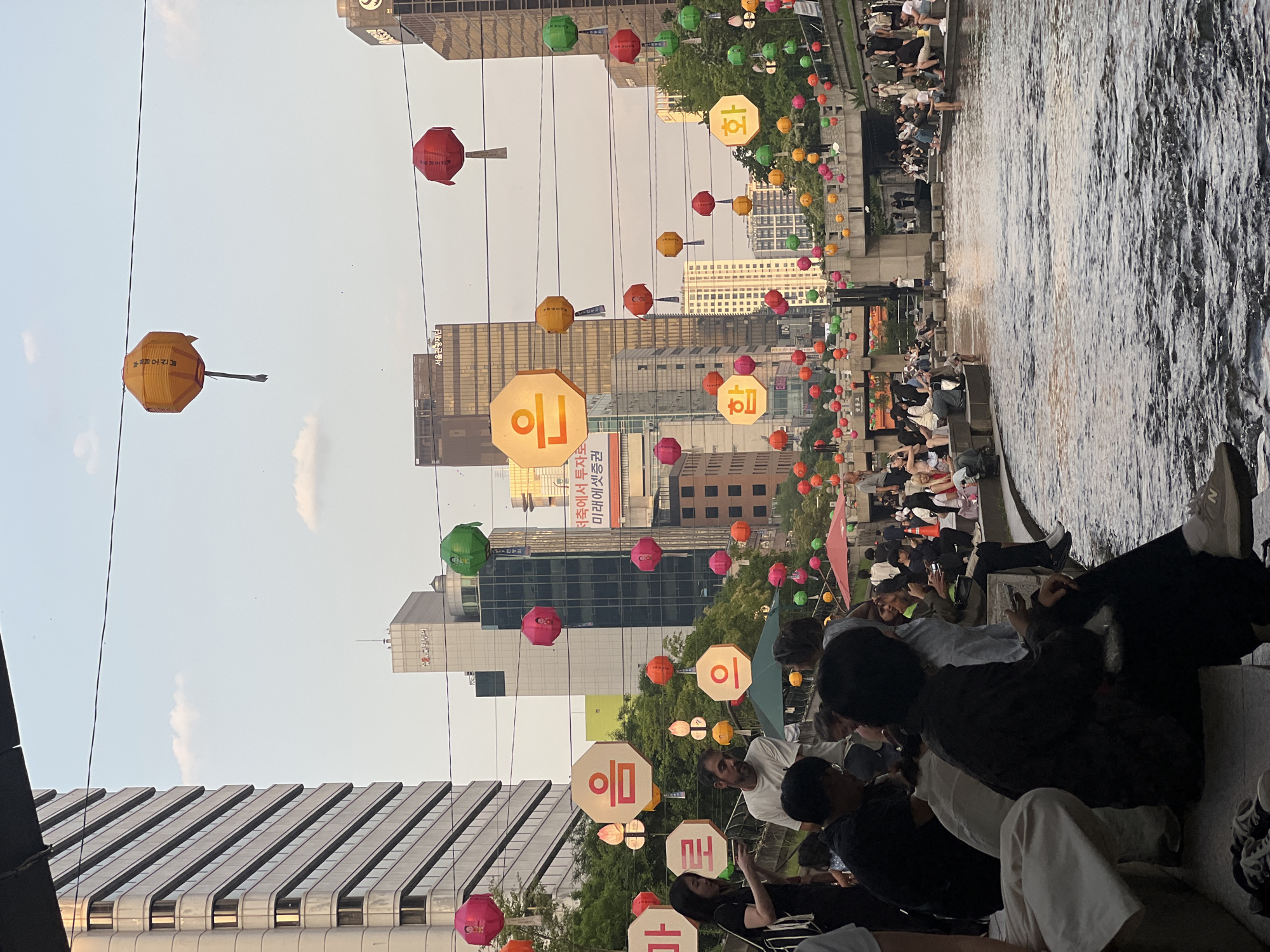 Seoul residents gather along urban riverside for morning relaxation