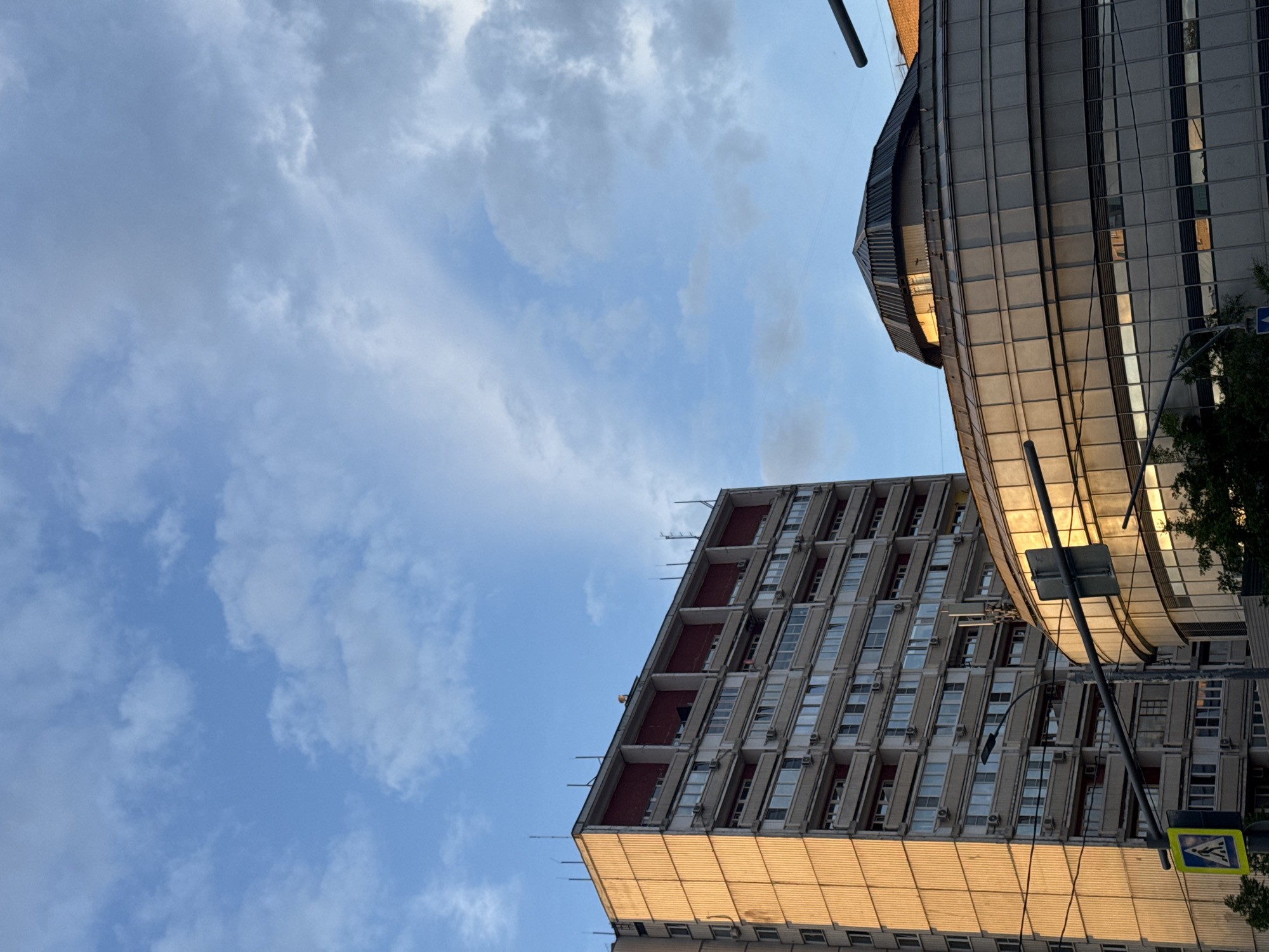Moscow golden hour documented in 24 photos during 17-minute walk
