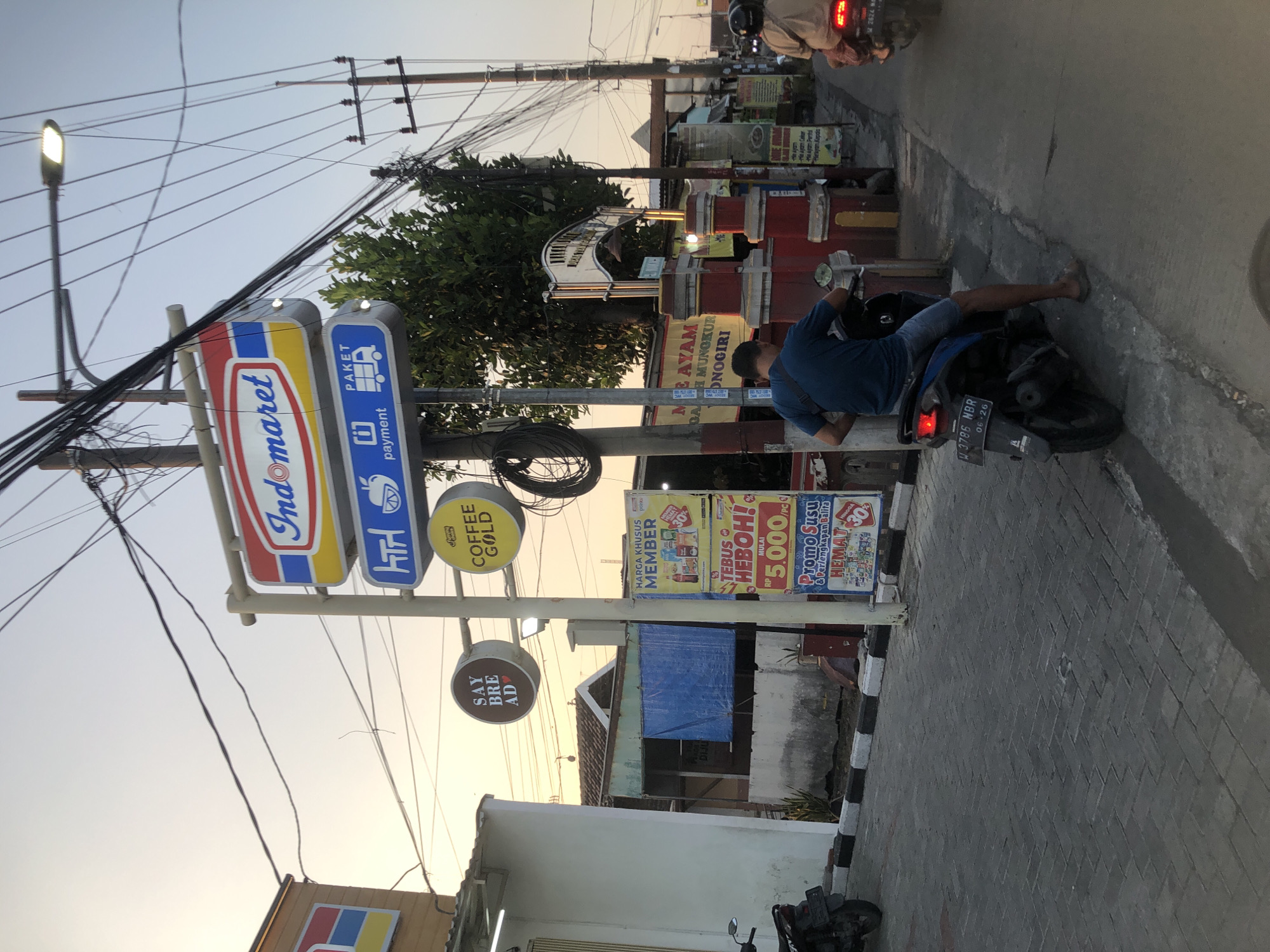 Everyday street life along a busy Tenggulunan corridor