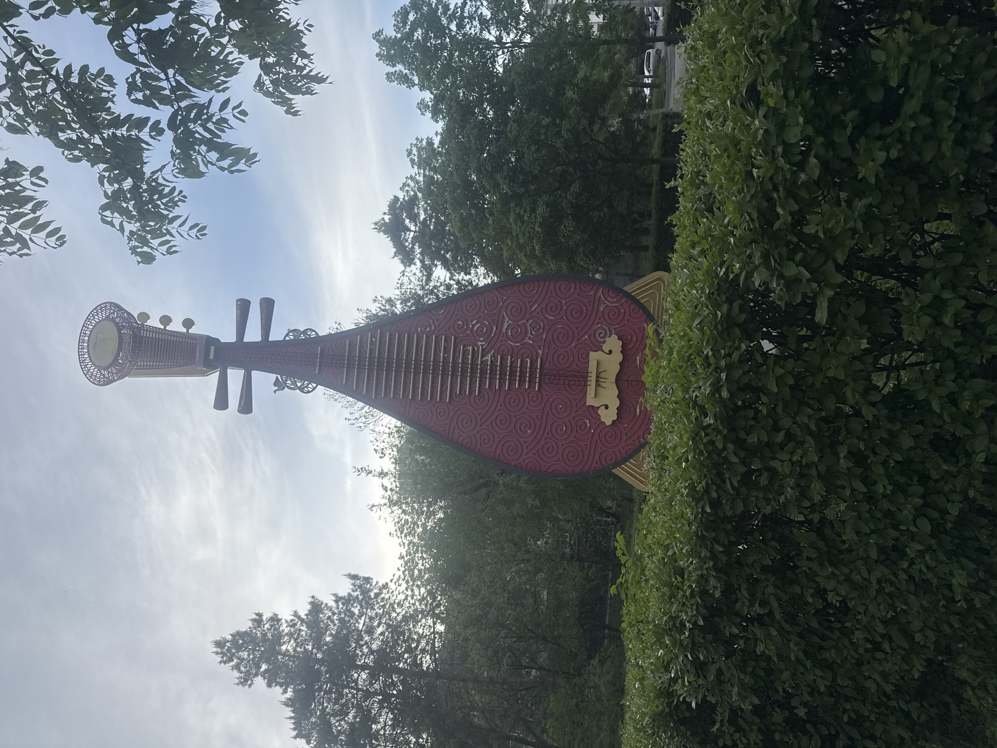 Traditional Chinese pipa sculpture spotted in Khabarovsk park