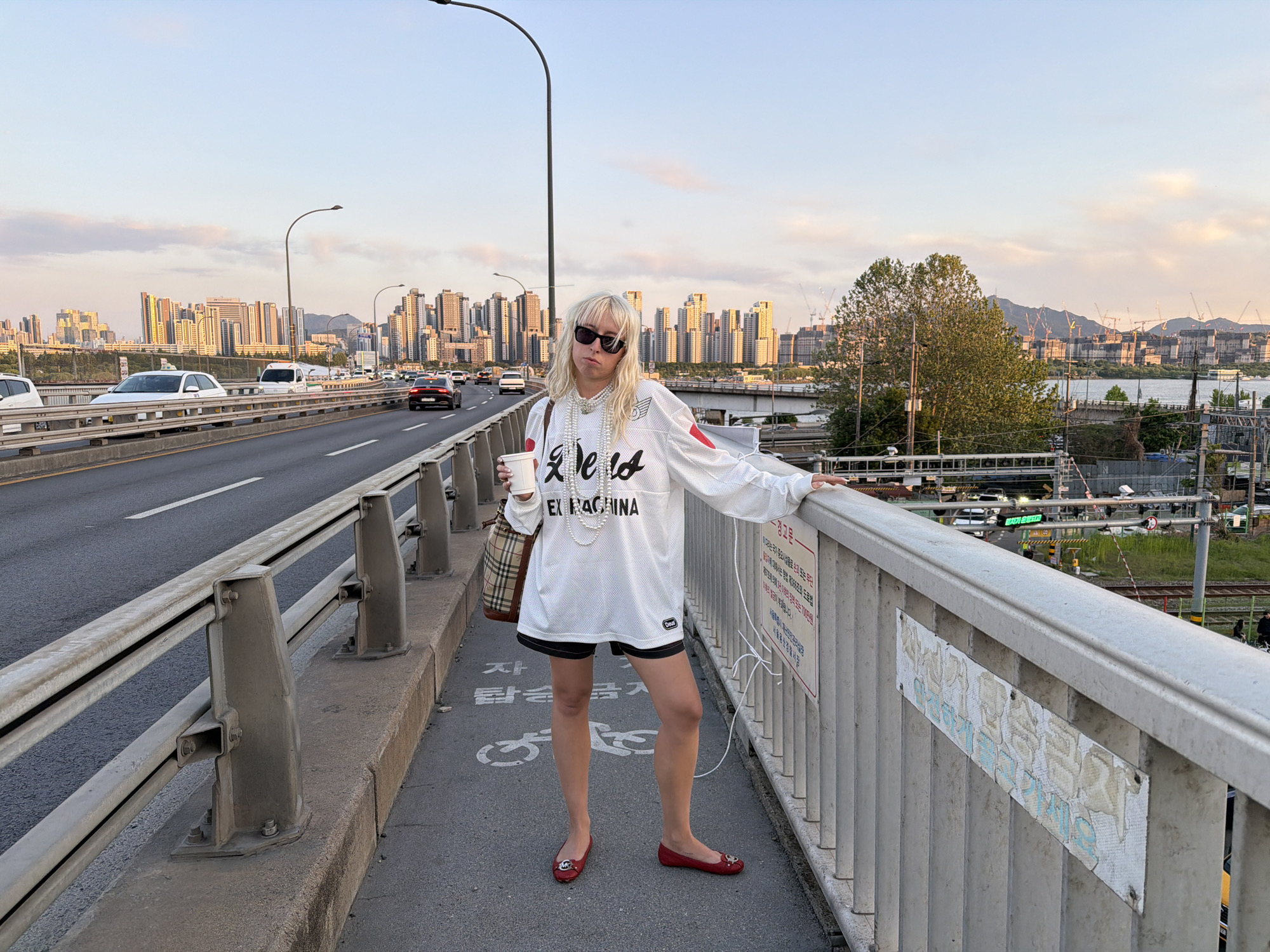 Woman in athletic wear spotted on Seoul bridge
