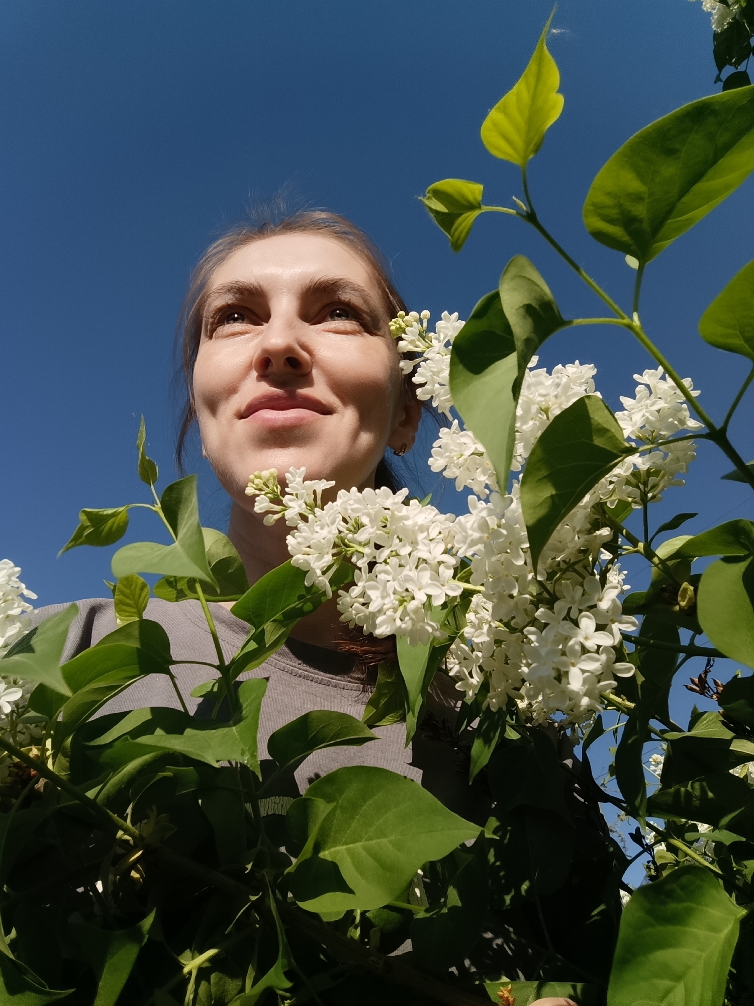 Morning scenes captured in Chaikovsky: flowers, construction, portraits