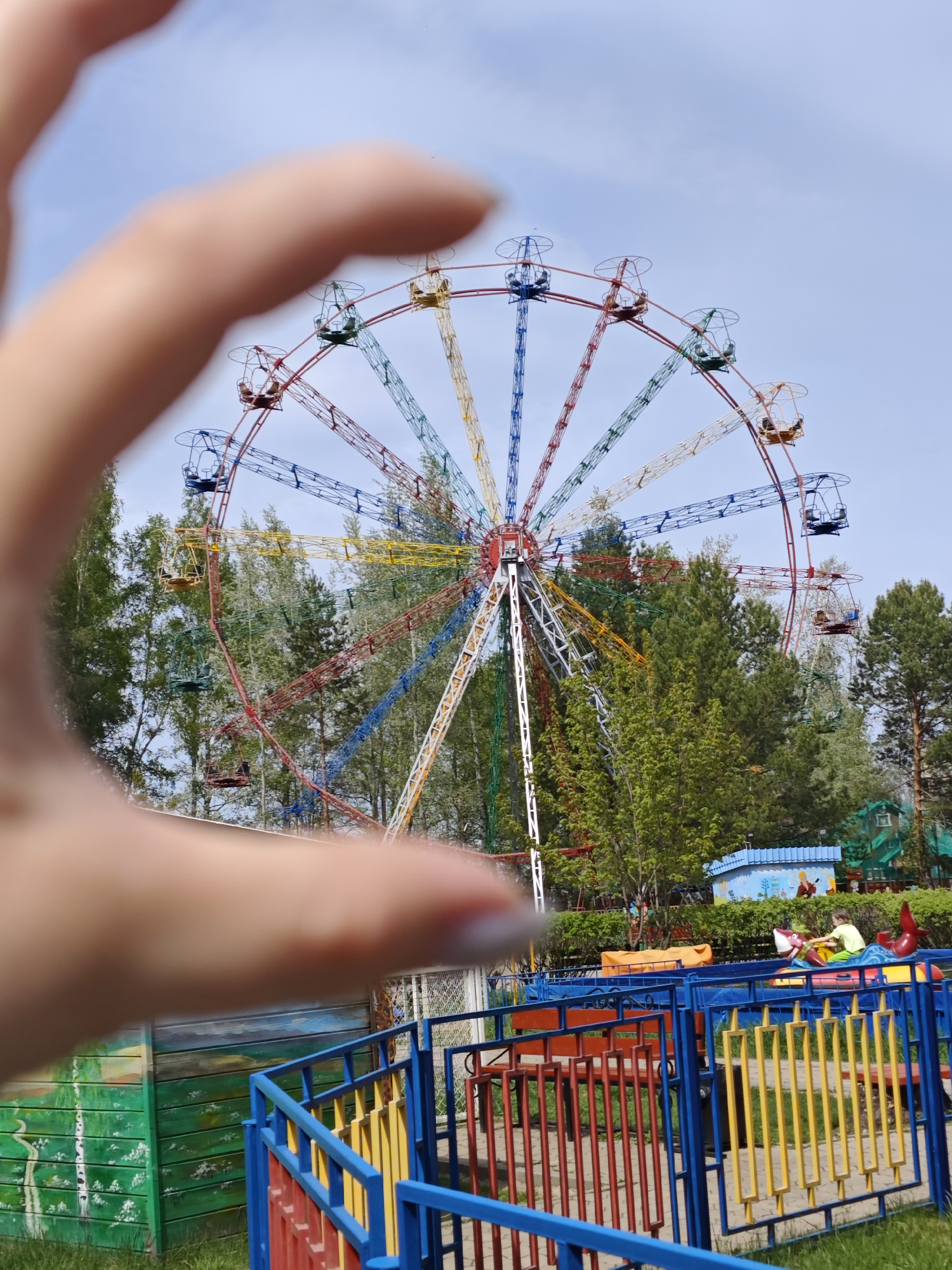 Morning amusement park visit documented in Chaikovsky, Russia