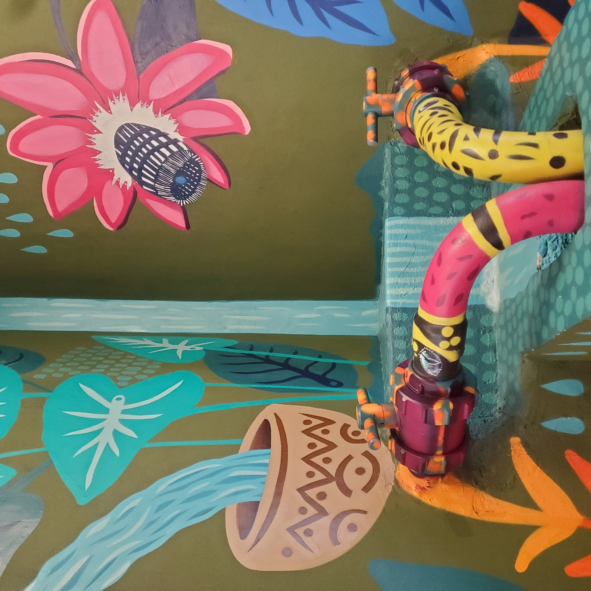 Tourist documents Curitiba's colorful murals and urban infrastructure