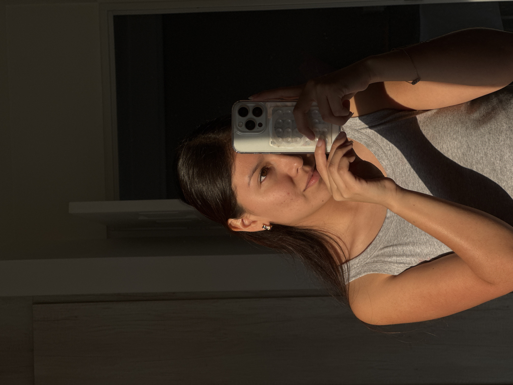 Woman documents evening moments with selfies, sky photos in Mexico