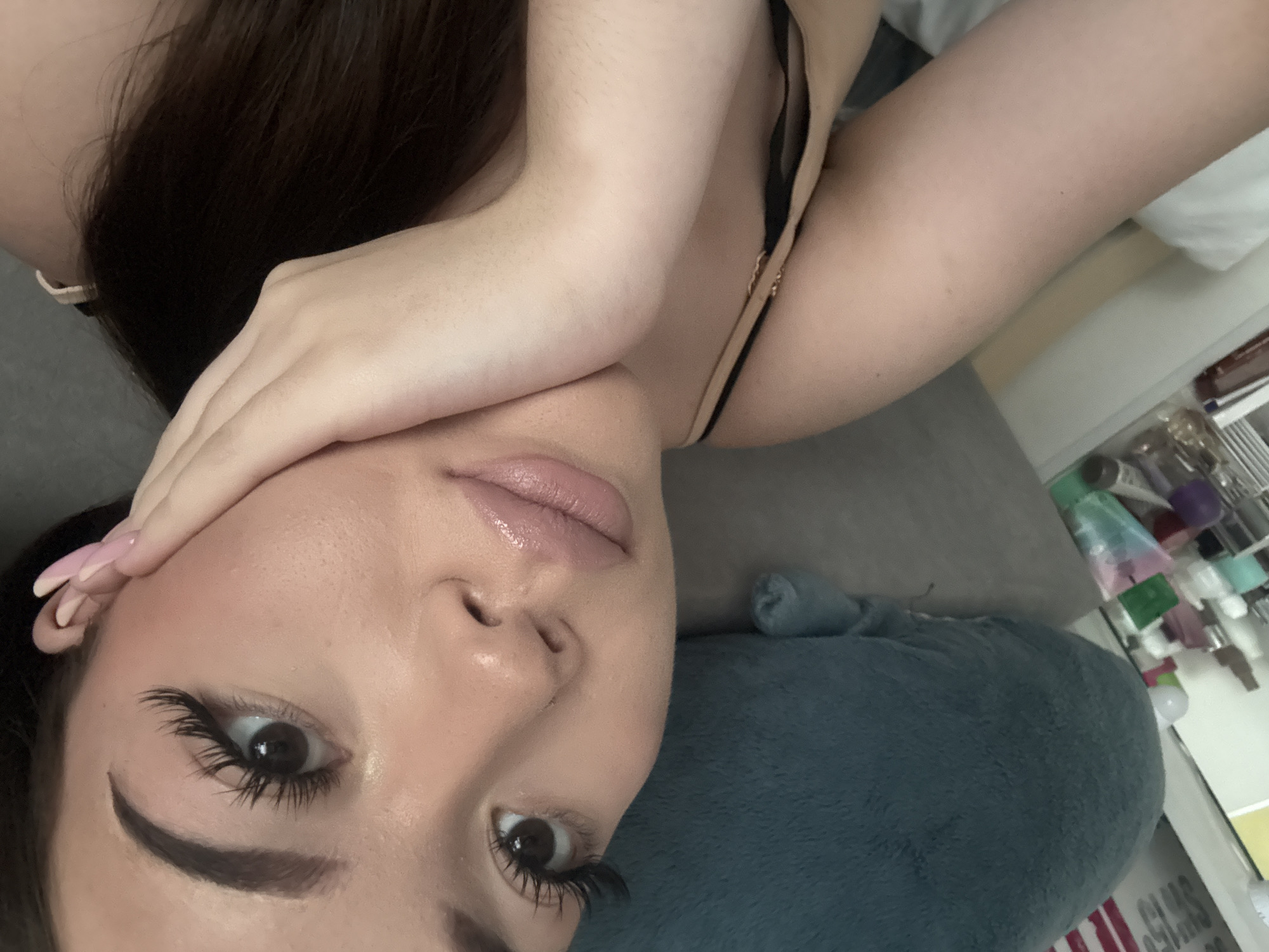Woman captures selfie session in Naberezhnye Chelny bedroom
