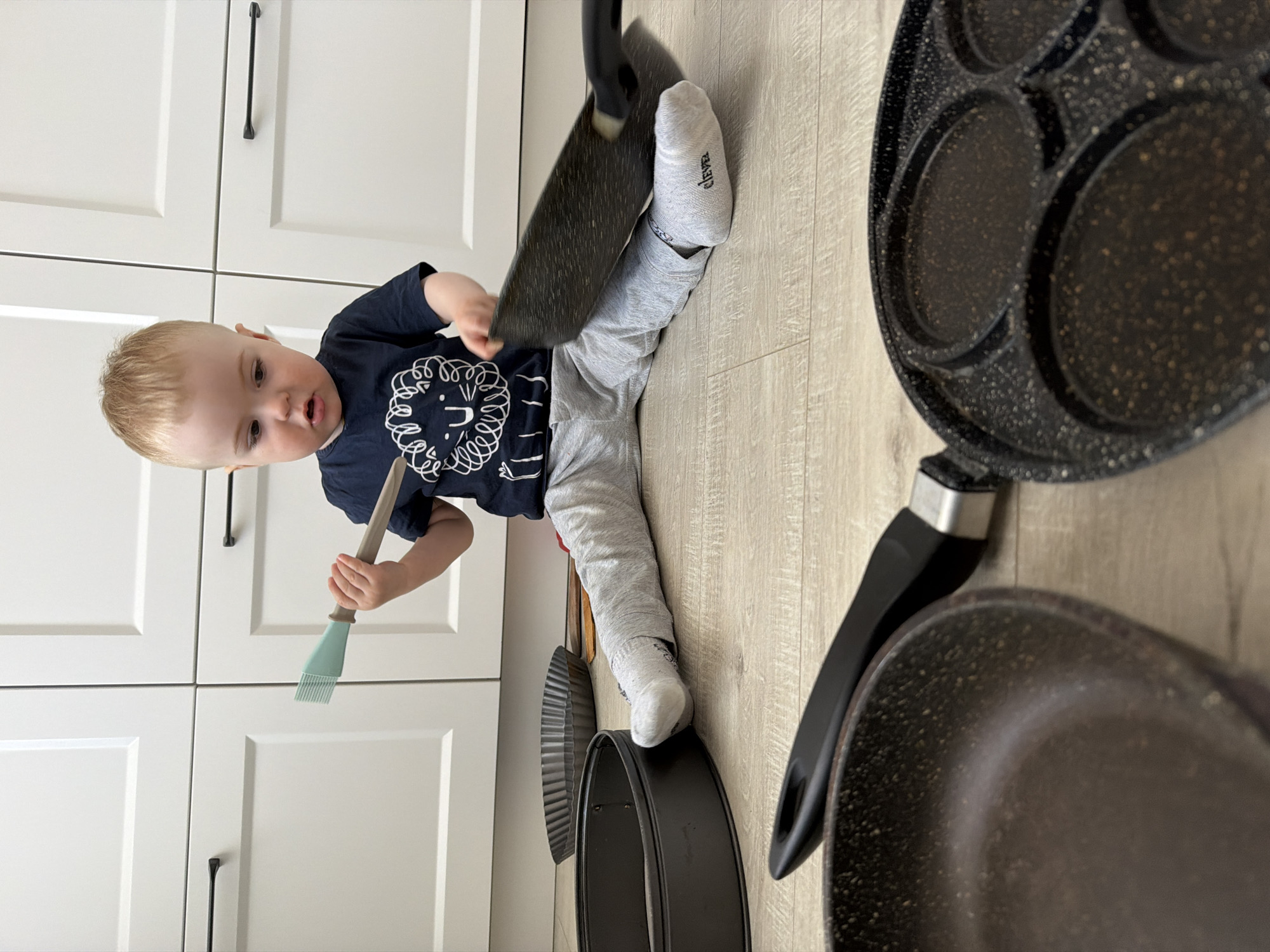 Mother and toddler share quiet morning moment in Votkinsk kitchen