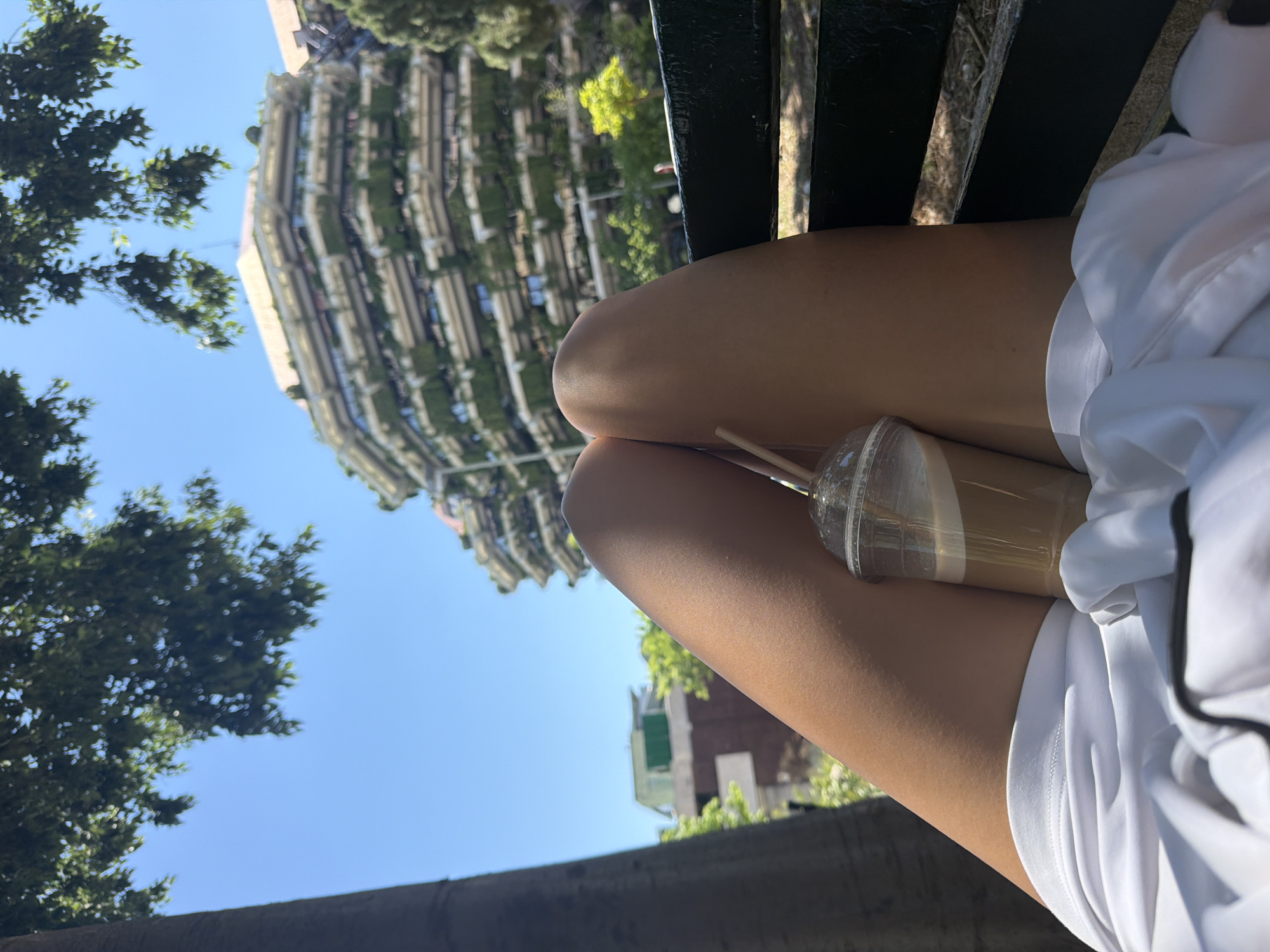 Casual moments captured across Barcelona neighborhoods Friday afternoon