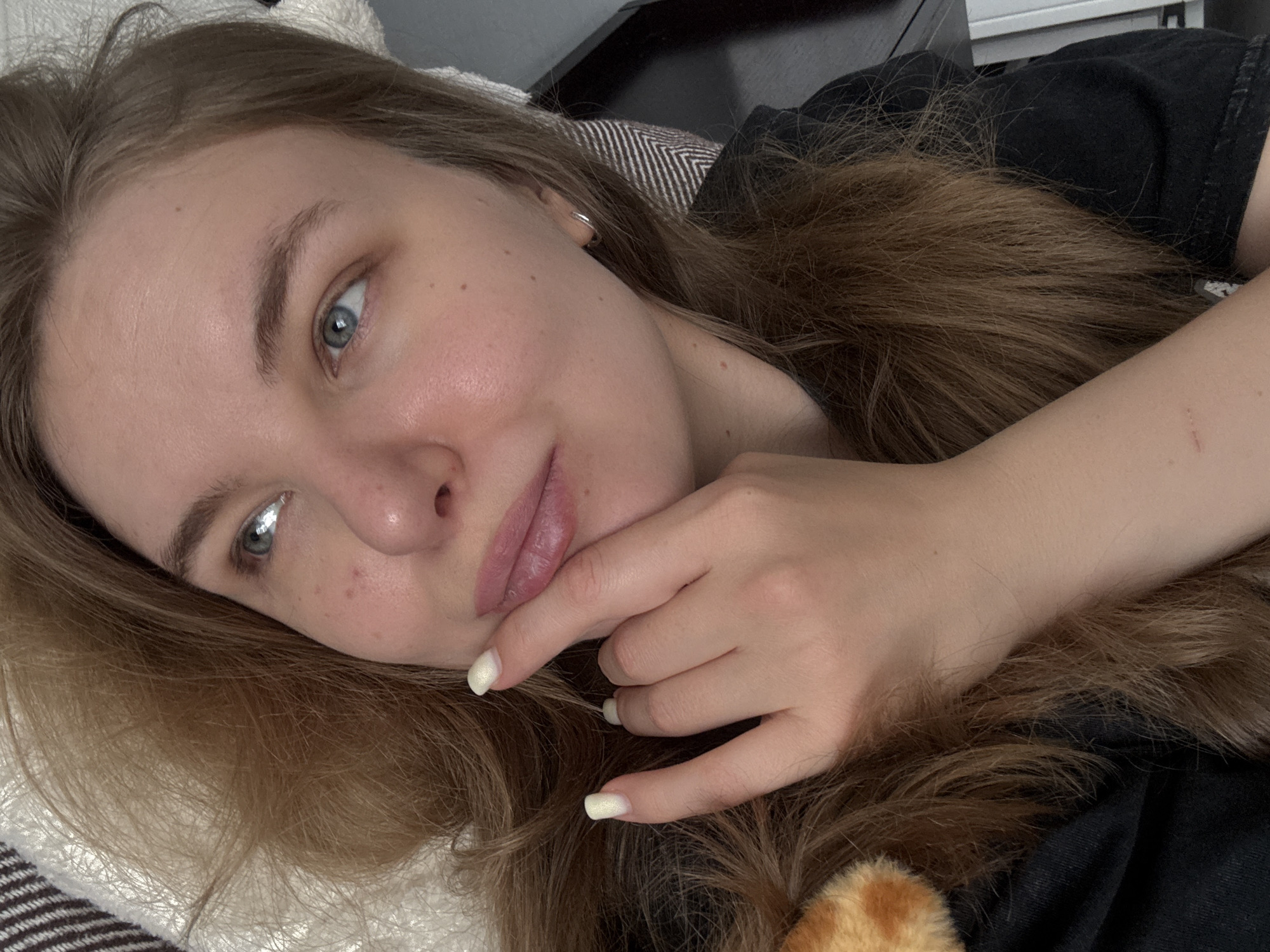 Woman documents morning routine with selfies in Vladimir, Russia