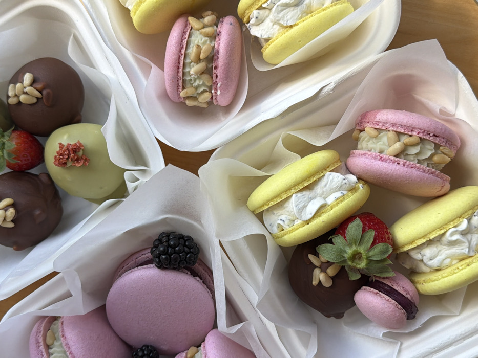 Tel-Aviv dessert display and domestic scenes documented over morning hours