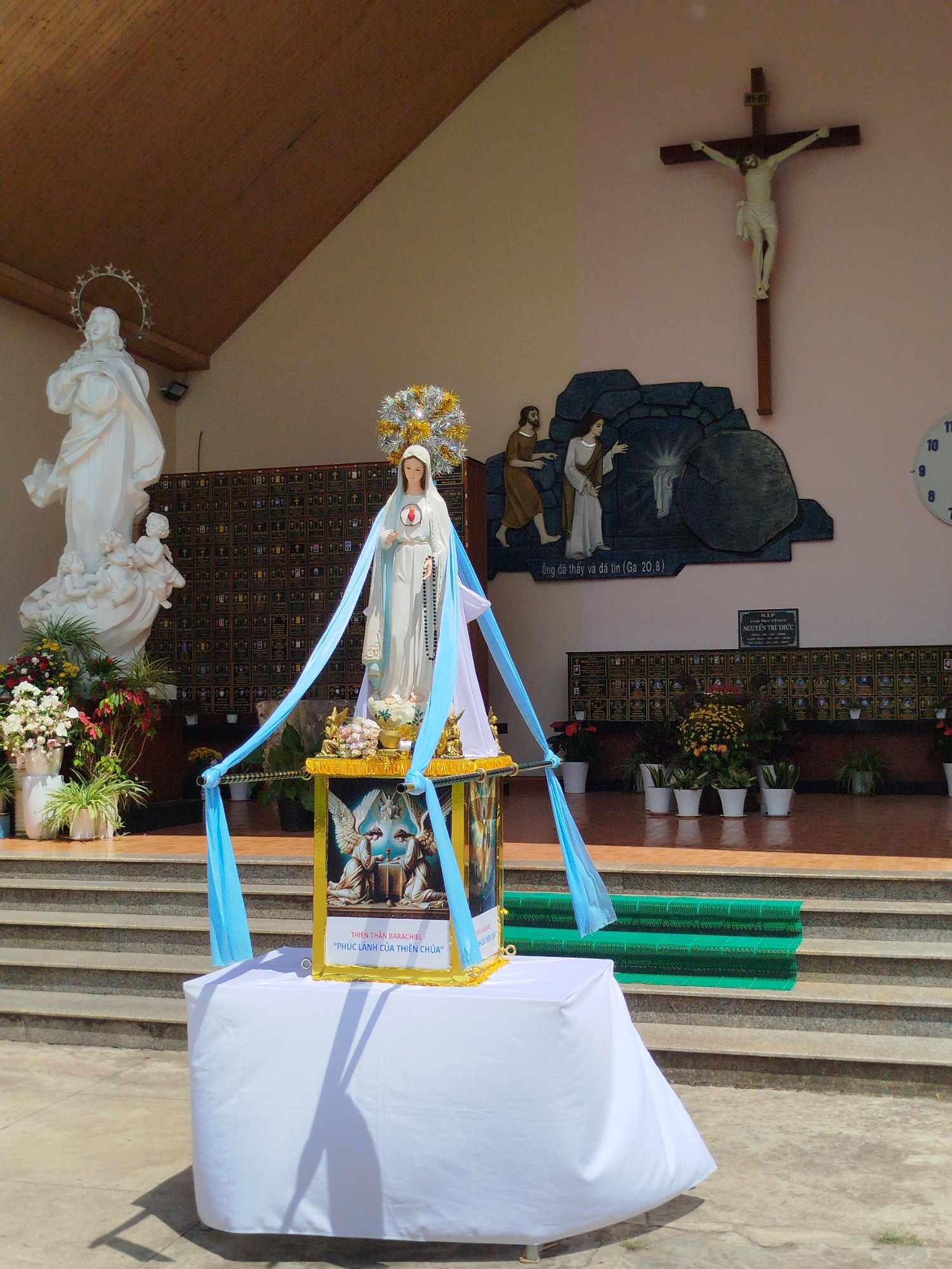 Early morning scenes captured at Pleiku church and durian vendor