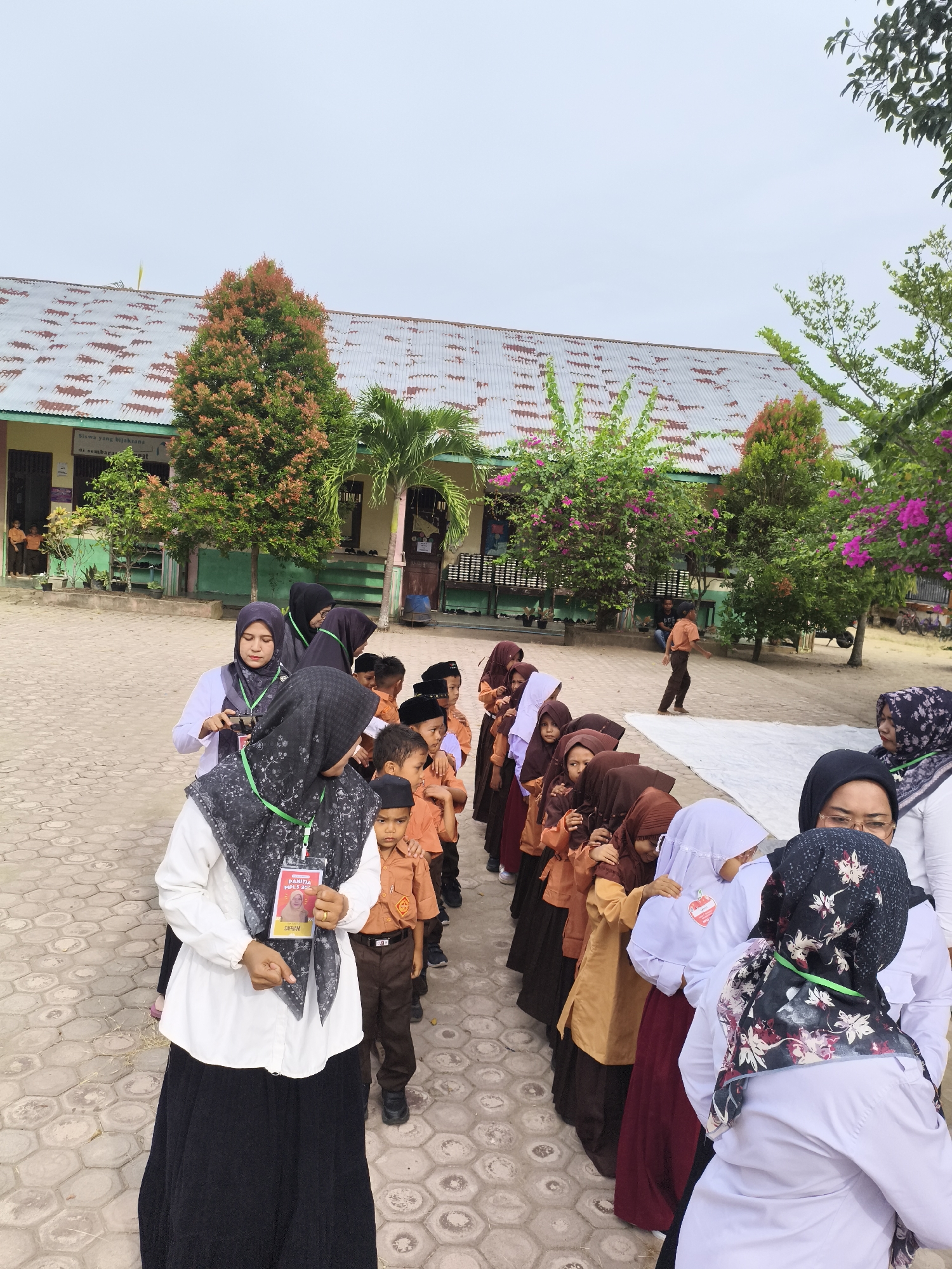 School gathering and outdoor meal in Baratpayaitek, Indonesia