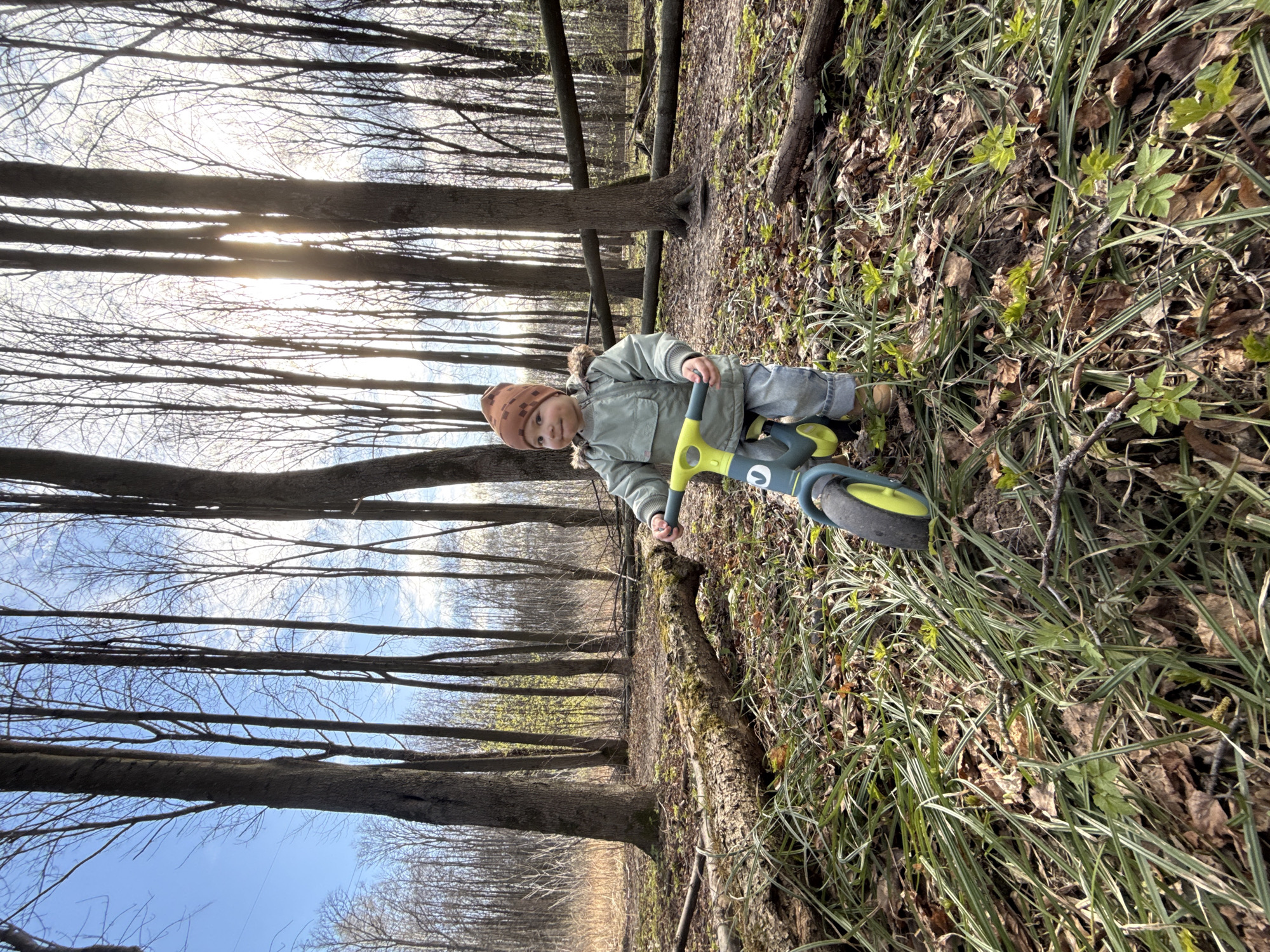 Toddler with balance bike spotted in Rusanovo woods