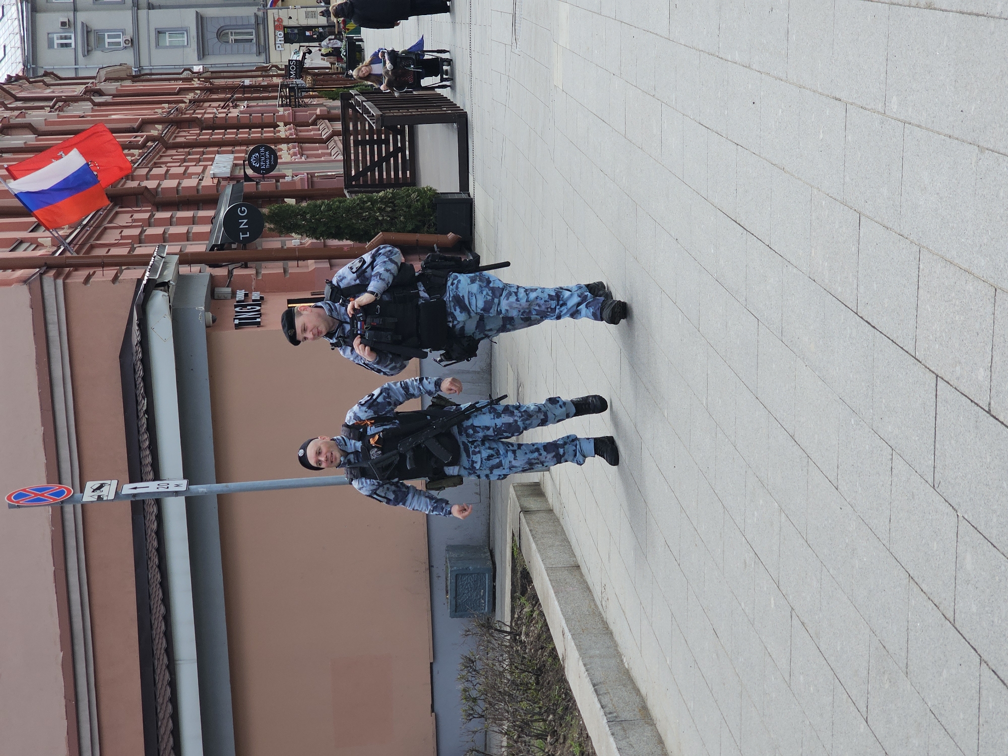Ordinary Moscow street life documented across 24-minute timespan
