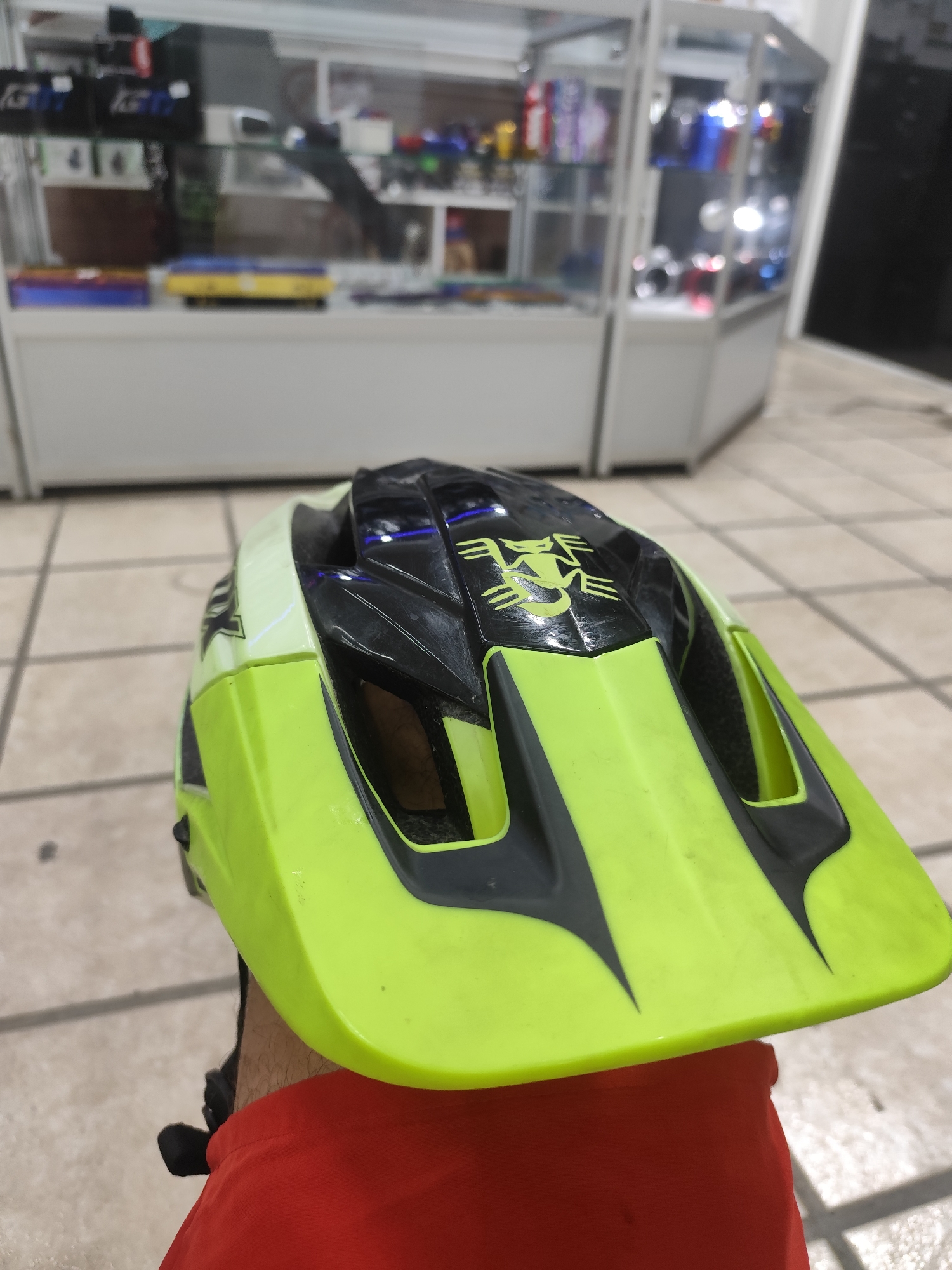 Browsing a car accessories and electronics shop in Porlamar