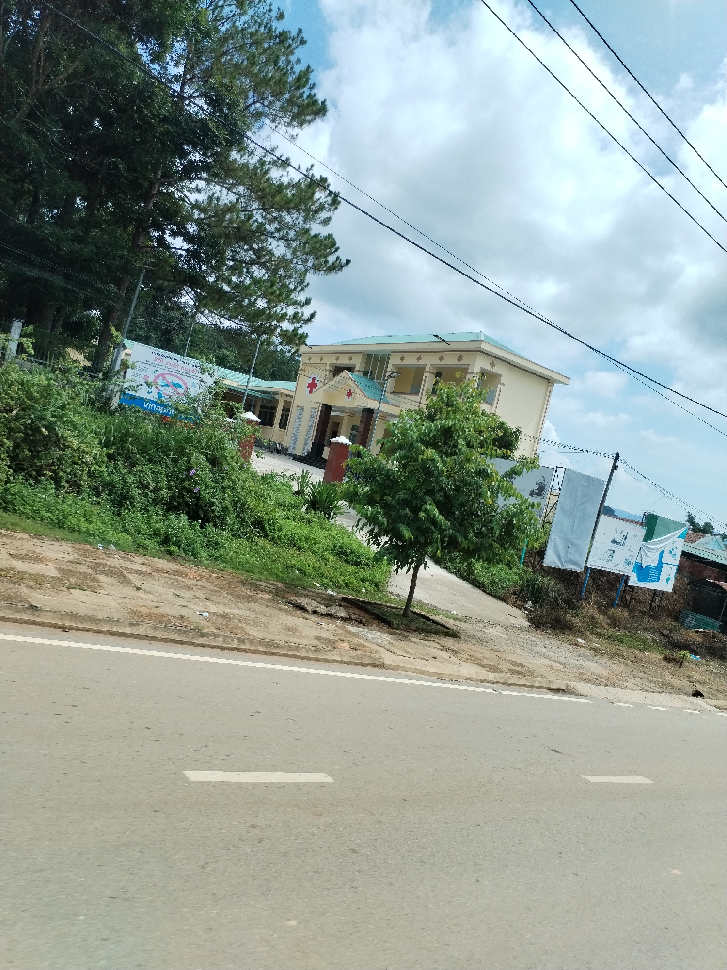 Medical facility with red cross observed in Pờ Y, Vietnam
