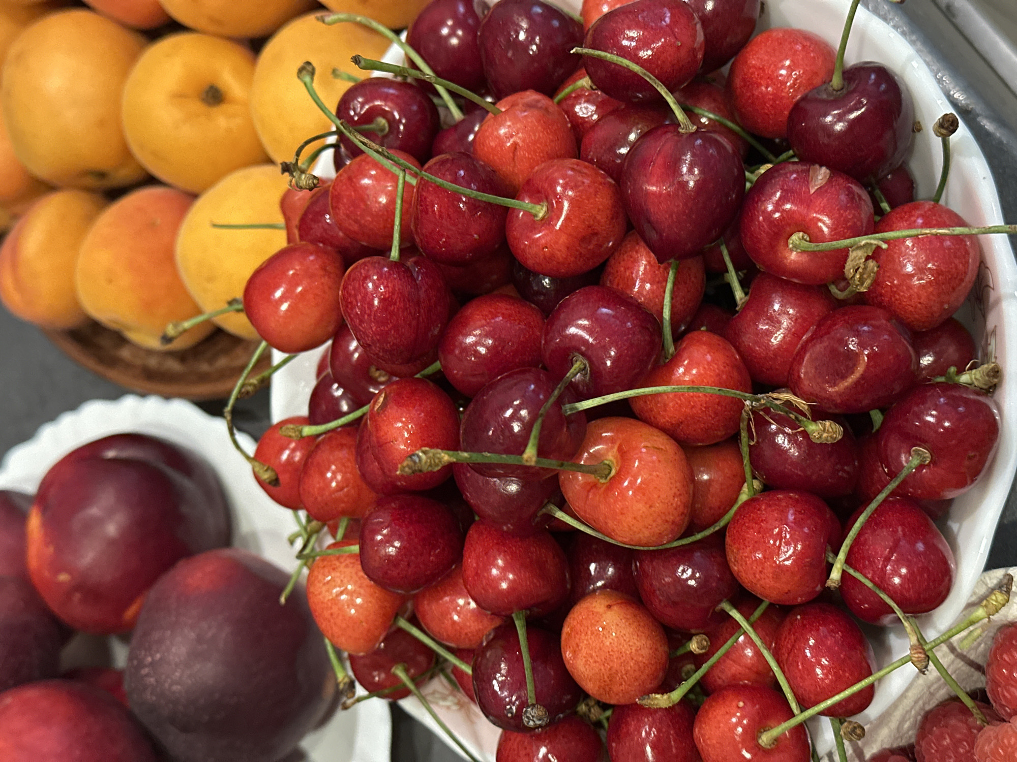Fresh fruit display documented in Wisła kitchen