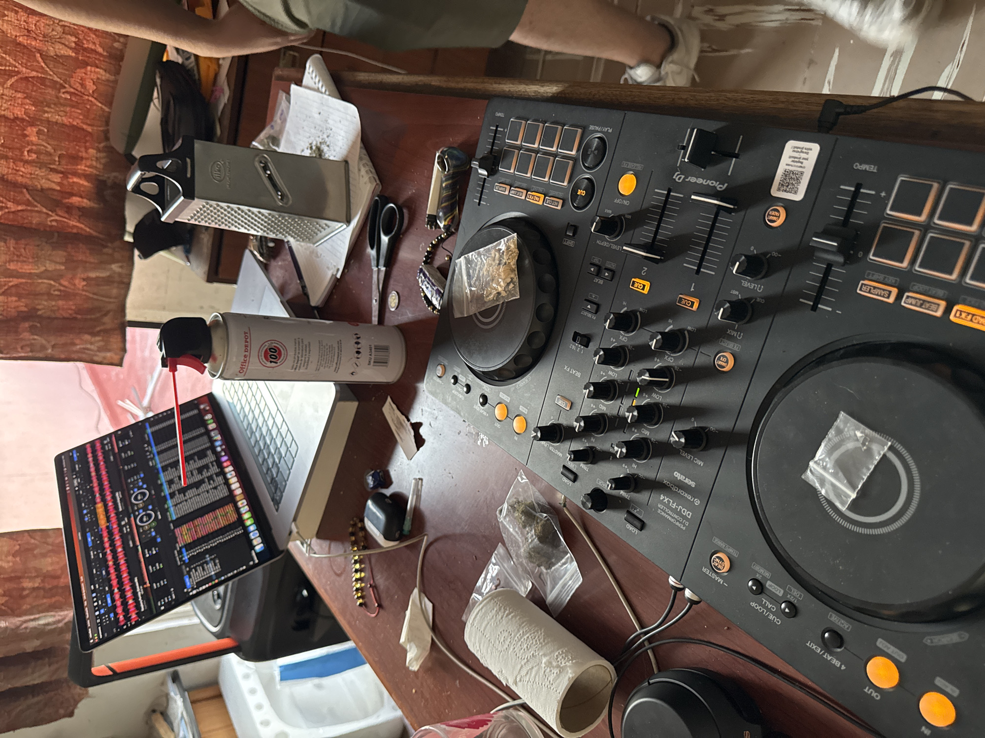 Late-night DJ session captured in Puebla workspace