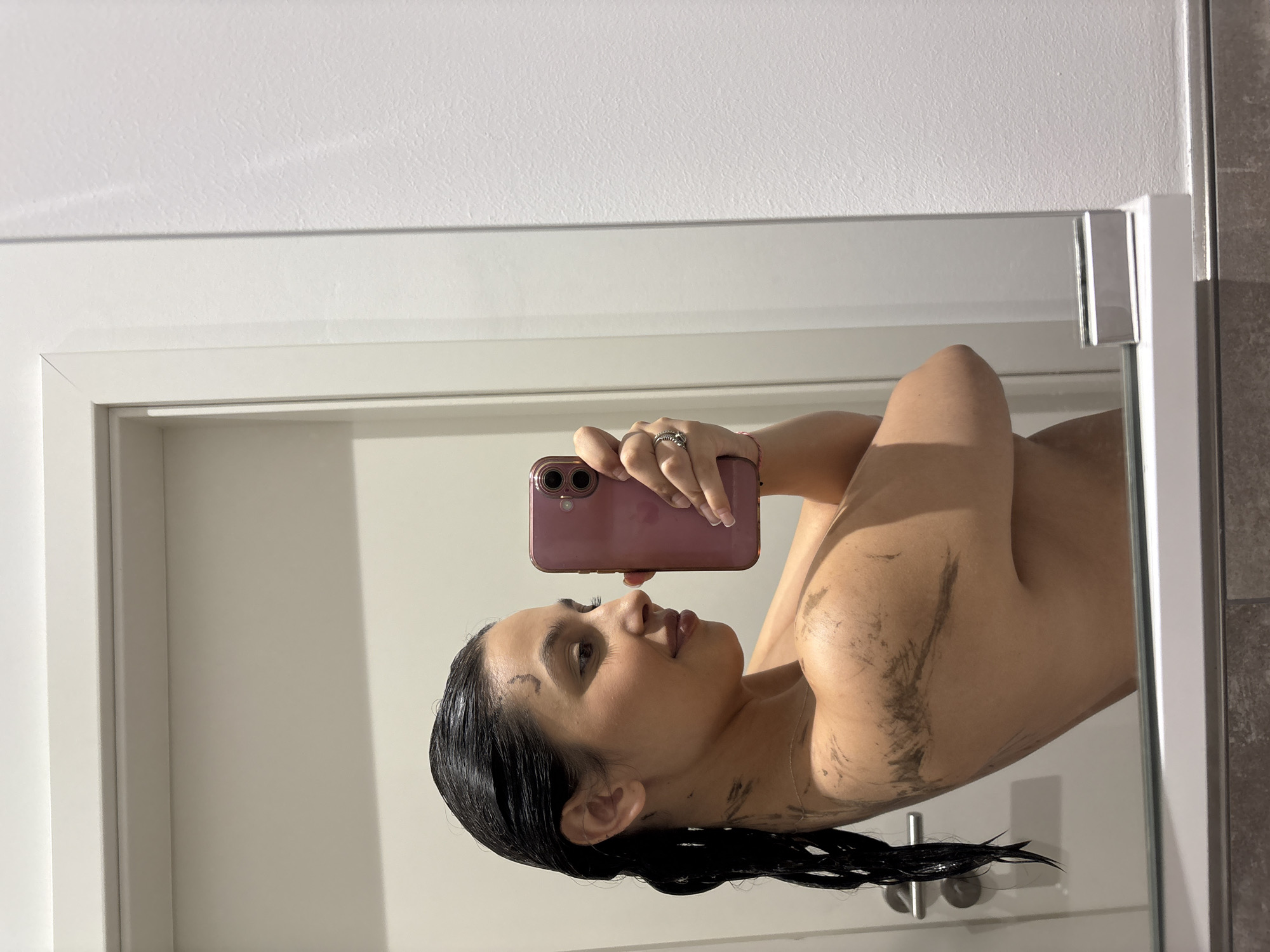 Woman documents mud treatment session in Mönchengladbach bathroom