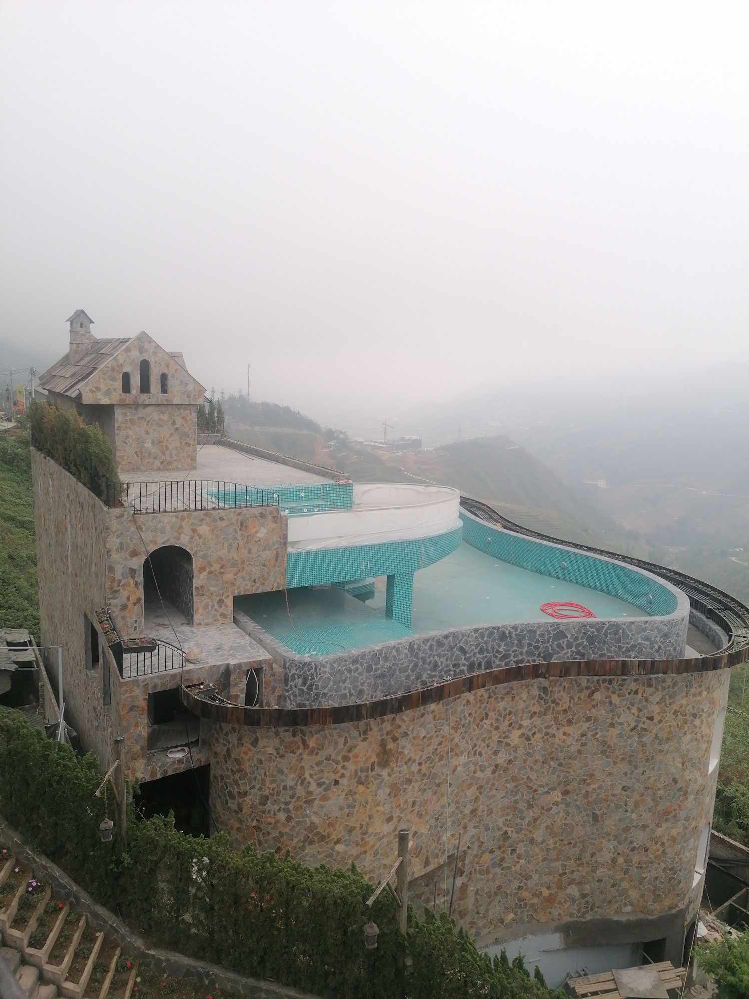 Tourist captures morning scenes across Sa Pa Ward resort areas